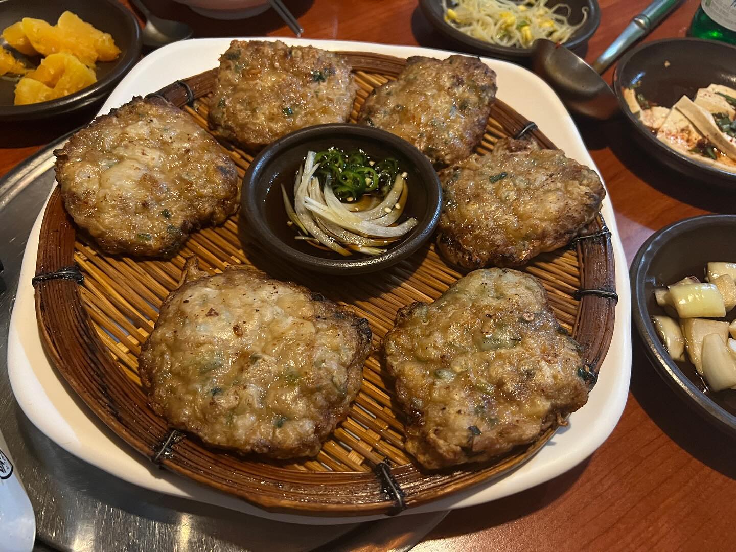 크~ 제주맛집 추천~ 역시 술안주는 고기인듯 

가게소개는 조만간 다시 너무 맛있잖아~~

#제주도민맛집 #꾸러기안나 #제주도민일상 #고기완자전 #전맛집 #사실술맛집 #이정도면 #육식주의자 #제주시청맛집 #일상소통
