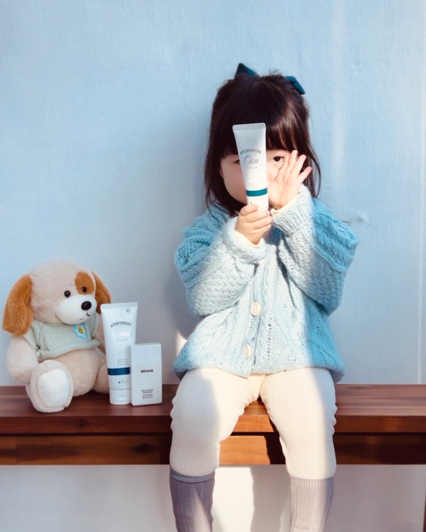 아니 난 진짜 모르겠숴...ㅋㅋㅋㅋ
화장품 보여달라니까, 뒤에 손대주는거
저거 어떻게 아는걸까요?? 진짜 알다가도 
모르겠어요 나는.

은우손에 들고있는 엘라비에 브랜드의 대표적인
아토페론 캄 크림과 시카크림이에요.
온가족이 사용할수 있는 보습크림으로
발림성도 좋고, 건조함이 싹 사라지는
마법같은 크림이에요? 이런 추운날엔 꼭 필요해요.
선세럼은 기미&잡티에 효과가 있고 , 
수분이 가득해서 부드러워 좋았어요.

아토페론 캄 크림 카카오메이커스에서 
초특가로 이벤트중이에요. 보습이 필요하신 분들은
꼭 둘러보기!!

elravie_cosmetic

#협찬#엘라비에 #elraviecosmetic
#아토페론 #장벽크림 #온가족보습크림 
#민감성크림 #수분크림