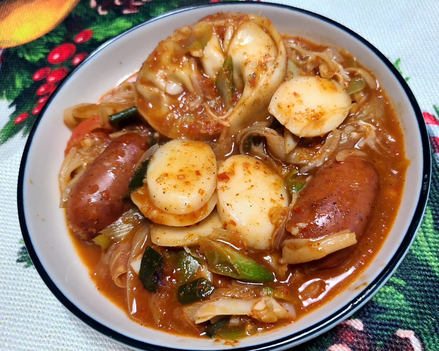 오랫만에 떡볶이.
맵게 맵게...

만두랑 떡이랑 소세지랑 
파랑 양파랑 마늘이랑 양배추랑..

손염증 이제야 나앗나부다.
안아프니 좋네..

#집밥 #떡볶이 #빨간맛❤️ #매운맛 #쌀떡 #만두랑 #소세지랑 
#양배추랑 #파마늘듬뿍 #후추팍팍 #갱년기