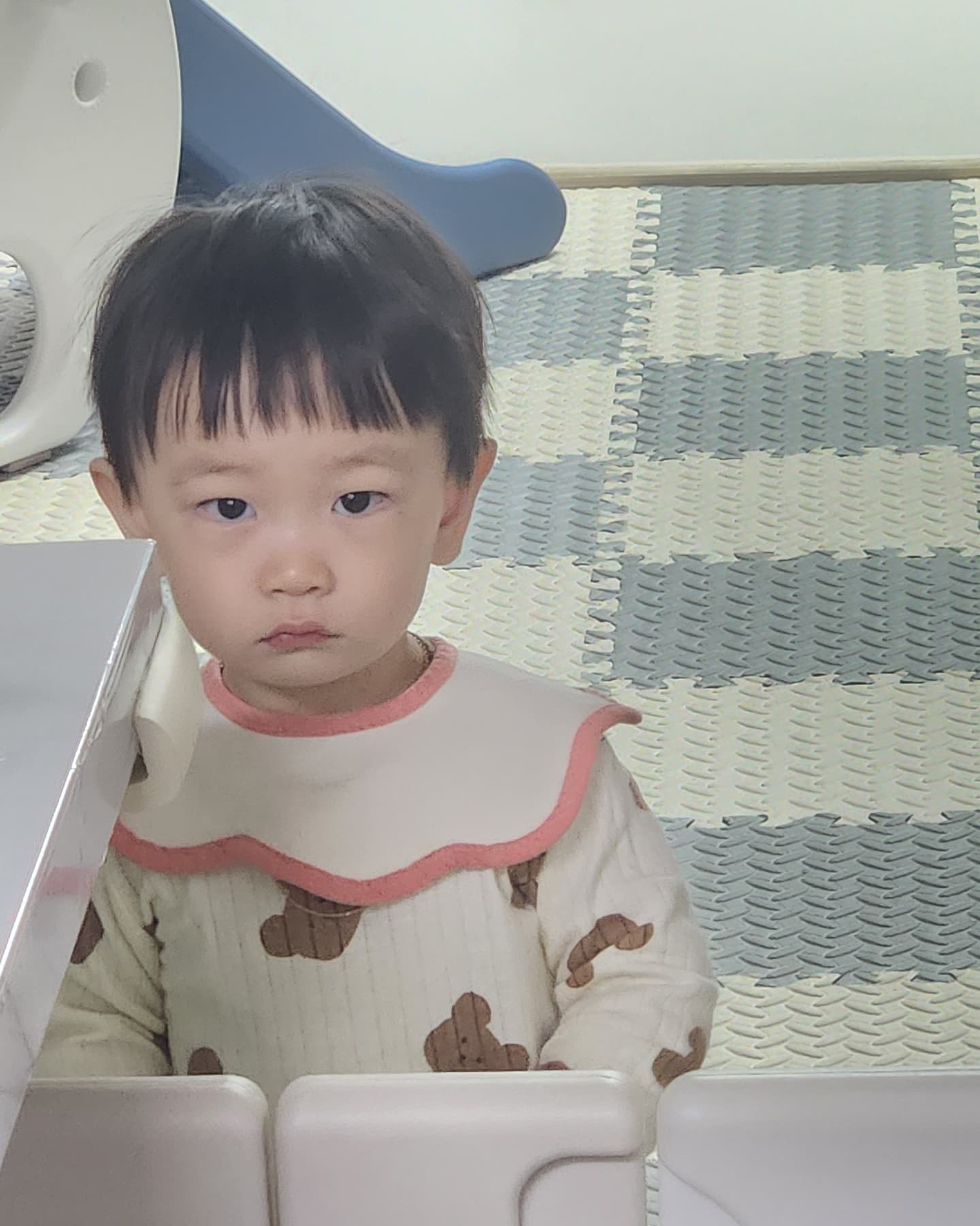 오늘의하루
오랜만에 쓰는것같은 하루

아침부터 덜렁이 애미는 발가락에 쇠로된 서럽을 떨어뜨렸음
애미도 여자인가봄
소리를 지르긴함
아들이 괜찮아?불쌍한?이상한?표정으로 쳐다보심

#키즈카페 가기로 한날이라 열심히 짐챙기기
애비는 애기랑 놀아주기
안경이 참 잘어울리네

키카 도착
역시 평일 키카는 쵝오!
우리가 첫손님
전세내고 놀자

자리에 짐놔두고 온 사이 벌써 기차타고 계시는 아드님
여기는 기어다닐때 한번오고 두번째 방문

애미랑 다니는 곳보다는 놀거리가 한단계 아래랄까
대신 아들이 좋아하는 자동차가 엄청많음

발로굴리는 자동차를 탈줄아는지 몰랐음
집에서 태울때는 탈줄모르더니 다시 꺼내줘야되나
우리집 매트는 턱이있어서 타기가 힘들지 싶은데 꺼낼까말까 고민중

점심먹는데 뭐가신났는지 혼자 저러고있음

점심먹고 2차 놀이 시작
애비가 아주 지치도록 놀아준다더니 본인이 더 지쳐보였음
아들은 집에 가기싫어하고 애미는 집에 가자고하고
사실 시간도 꽤되긴했었음
한바퀴 더 돌면서 드럼이랑 피아노도 쳐봄
생각보다 좋아하는아들
니가자 좋으면 애미도 애비도 다 좋아

키카나와서 엘베 기다리는데 아쉬운지 계속 문앞왔다갔다
다음주는 애미랑 둘이 또 다른 키카 가서 놀자~

집오는 길에 잘줄알았더니 애미애비만 졸려죽음

#17개월아기 #아빠와아들 #엄마와아들 #나들이