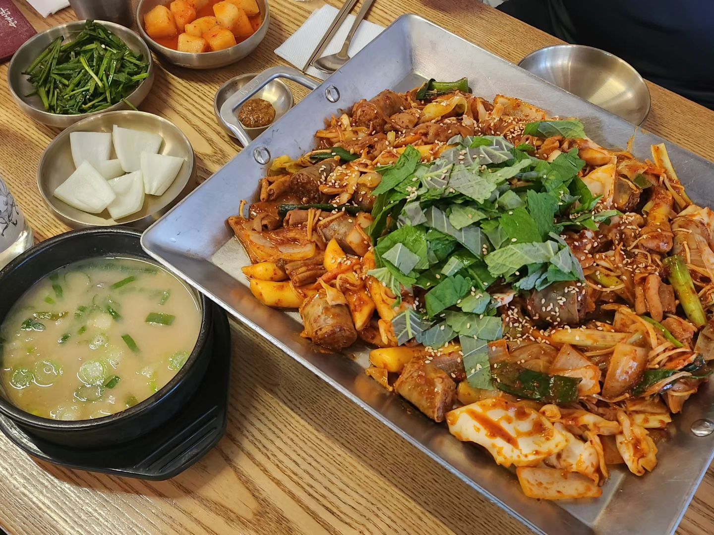 화이트크리스마스 우리 메뉴는 
생각보다 맵지 않아 살짝 아쉬웠던 
#순대곱창볶음  그리고 #볶음밥 
역시 철판에 볶는 볶음밥이 쵝오~!!
. 
#순대실록  #혜화동맛집 #대학로맛집 #순대맛집 #순대실록대학로점 #순대국맛집 #순대국밥 #먹스타그램 #맛스타그램 #먹방 #food #foodie #foodpic #내돈내산후기 #일상