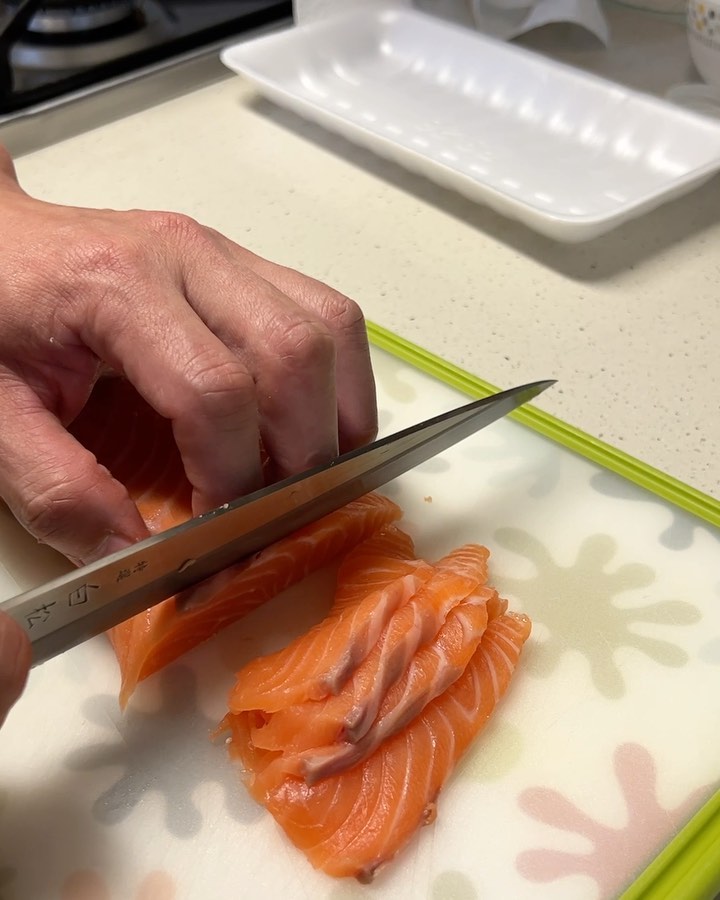 오랜만에 쏭덴스시
아빠표 연어초밥
플레이팅도 완벽!! 맛은 꿀맛!!
완벽하게 만든 연어초밥에 소스 잘못 쏟아 욕먹기... 
그래도 맛있었어요!!
.
.
#또해주세요#연어초밥#연어초밥만들기#집밥#홈쿡#아빠표요리#주말#주말요리#저녁메뉴#플레이팅#salmon#homecook#onthetable#food#우당탕탕mimihouse