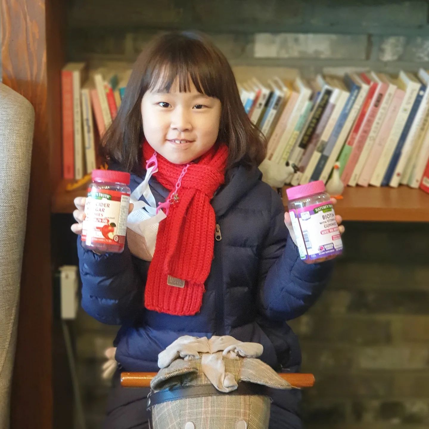 #협찬 미국 코스트코에서 볼수 있었던 네이처스트루스가 정식 수입되어 저도 겟 해봤어요
.
인공향이나 감미료가 없어 온가족 먹을수 있는 구미 비타민과 비니거(애사비)로 먹는중인데 아이에서부터 까다로운 청소년 그리고 저도 먹기 좋더라구요
.
식약처에서 인증 받은 건강기능식품인데 비오틴 함량까지 높아 너무너무 맘에 들어요
.
특히 애사비가 신맛이 없고 사과를 100% 착즙해 애정하게 되네요~~
.
매일매일 챙겨 먹기 편한 젤리형태라 공부하면서도 회사에서도 잘 챙겨먹고있어요~
.
#협찬 #네이처스트루스 #건강스타그램 #꿀팁 #생활정보 #생활꿀팁 #건강정보 #다이어트