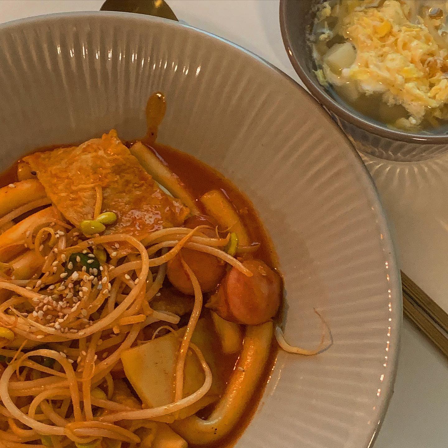 #협찬
집에서 5분만에 뚝딱 만드는 말랑떡볶이

▪업체명▪

해방촌 말랑떡볶이

▪메뉴🍽▪

해방촌 말랑떡볶이 420g 1팩 3,5

💬한줄평

학창시절 먹던 떡볶이를 집에서도 먹고 싶다면 주목🙋🏻
간단하게 식사 대용으로 5분뚝딱 가능함
(콩나물넣고 소세지넣고 하느라 난 10분 걸렸지만,,,🤫)

👇🏻구성품👇🏻
말랑떡
비법소스(달짝지근매콤 맛나서 소스만 따로 사고픔 ㅜ)
무려 어육함량 79%인 어묵 (밀가루 어묵은 가라)
딱 필요한 요소만 있어서 쓰레기도 거의 안나와서 더 좋음 ㅎㅎ
글고 젤 좋은건 가격!!
불필요 공정과 유통을 확 줄여서 단돈3500원에 학창시절 떡볶이맛 소환이라니😂

한봉지로 두명이 먹을 정도 양이고
(남자 둘은 힘들수도🤔)
항상 냉동에 쟁여두고 싶은 말랑떡볶이 먹을땐 행복한데 다 먹고 나니 슬픔 
두 봉지 더 사러가야겠다🏃🏻‍♀️💨
.
.
.
#해방촌 #해방촌떡볶이 #해방촌말랑떡볶이 #말랑떡볶이 #간단식사 #밀키트 #떡볶이밀키트 #밀떡 #먹기편한 #분식의달인 #떡볶이맛집 #떡볶이덕후