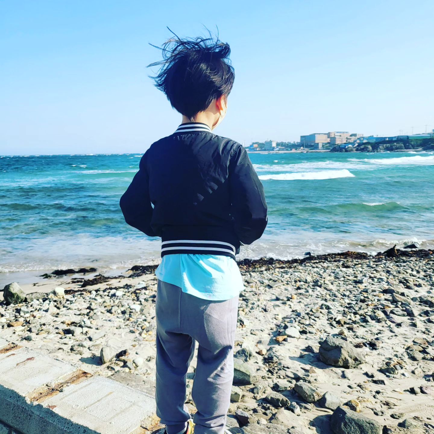 바다를 보며 감상에 빠진 #8살
#포항여행 너무멀다.ㅜㅜ
이런게 멀었구나...
다시는 못가겠구나...
밍아 나중에 니가운전해서 가라
바다바람은 강했지만 경치는좋고 
하늘은 이쁘고 바다는 더이쁘고 #너도이쁘다.
#포항 #어린이날기념 #어린이날여행 이걸로 퉁
#구룡포 #과메기의고장 갔지만 과메기는 못먹음