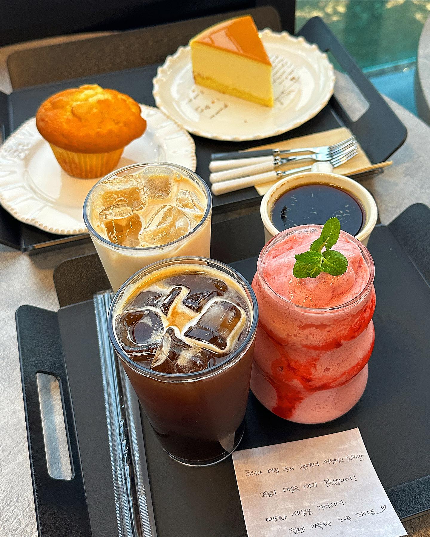 #카페알로 

대부도 놀러왔다가 넘 예쁜 카페 발견 ☕️☕️

인테리어도 너무 고급지고 2층 올라가면 야외 자리도 있어서 날씨 따뜻해지면 너무 좋을거 같아용..❣️

제가 간 시간에는 물 빠졌을때라 날씨도 흐렸어서 그런지 우중충했지만 날 좋을때 오면 더 예쁠거 같아요 ㅠㅜㅠ

카드 써주신것도 센스만점 !!!👍

앞으로 #대부도카페 는 #카페알로 🤍

#대부도카페 #대부도맛집 #대부도 #대부도가볼만한곳 #대부도여행 #카페추천 #카페스타그램 #카페투어