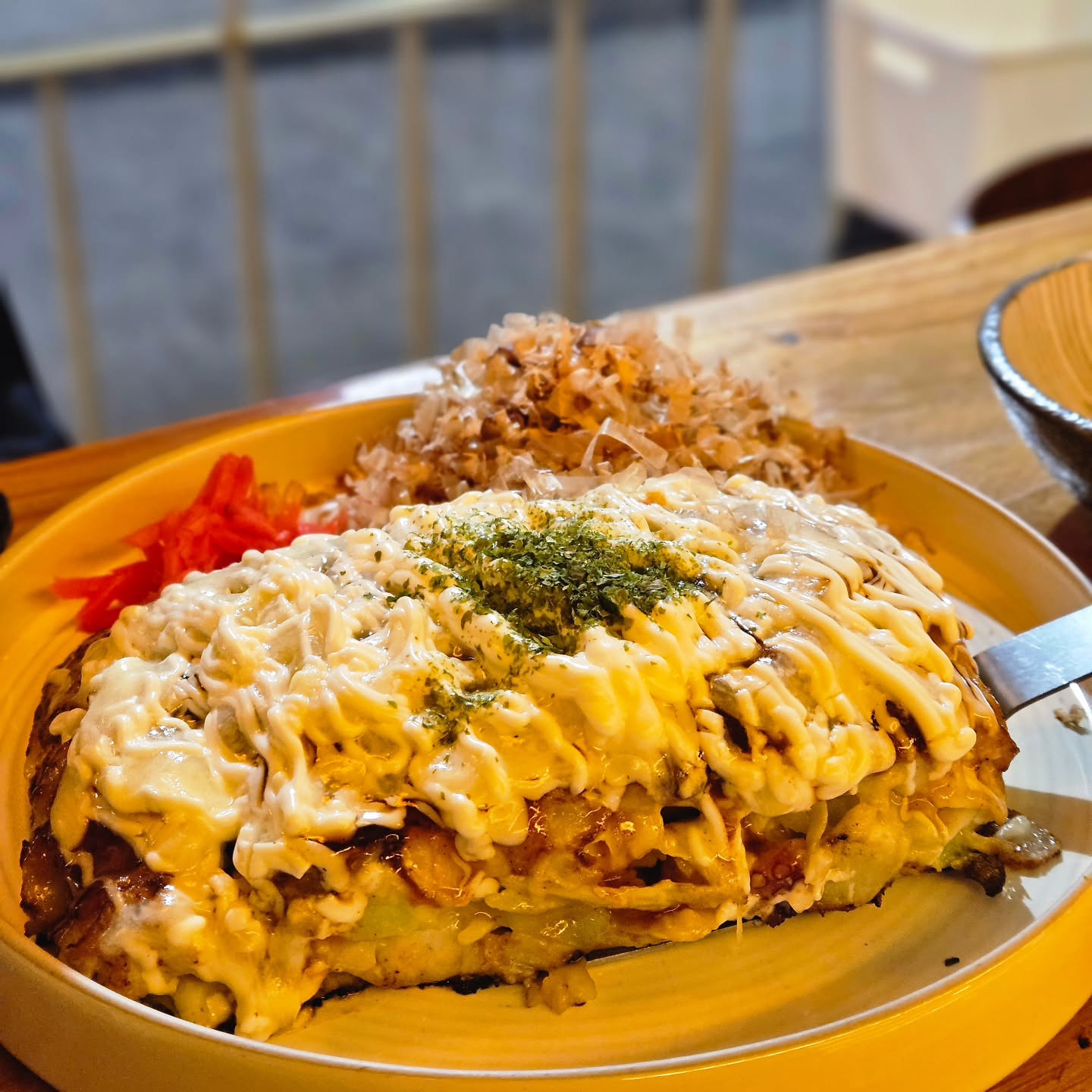 🎈전포 테판하이

🍽 치즈폭탄 오코노미야끼_15,900
🍺유자하이볼_9,000
  매실하이볼_8,000
  생맥주_8,000

테라스가 있어 야장 술집으로 인기 많은곳!
치즈폭탄 오코노미야끼 진짜 맛있어요
양도 엄청 많고 치즈도 낭낭하게 들어있음
맥주&하이볼이랑 찰떡이더라구요

안주 너무 맛있어서 다음에 다른 안주 먹으러 갈 예졍 쿄쿄

✔️위치
부산 부산진구 서전로37번길 18 1층
OR
전포동 663-5

✔️영업시간
금-토
17:30-02:00
01:30 라스트오더
일-목
17:30-01:00
00:30 라스트오더
매주 수요일 정기휴무

📞0507-1440-8293

네이버 예약 가능/테라스 애견동반 가능