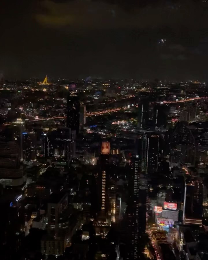 #bangkok
마지막 사진의 교통체증을 뚫고 결국은 비내리는날 마하나컨전망대도착. 
루프탑은 못즐겼지만 방콕 야경은 또 그런대로 예쁘다🌃

📍마하나컨전망대
•방콕도심에서 가장 높은 건물
•날좋으면 루프탑바에서 맥주한잔 칵테일한잔 가능
•투명유리바닥사진 찍을 수 있음
•비오면 말짱꽝임
