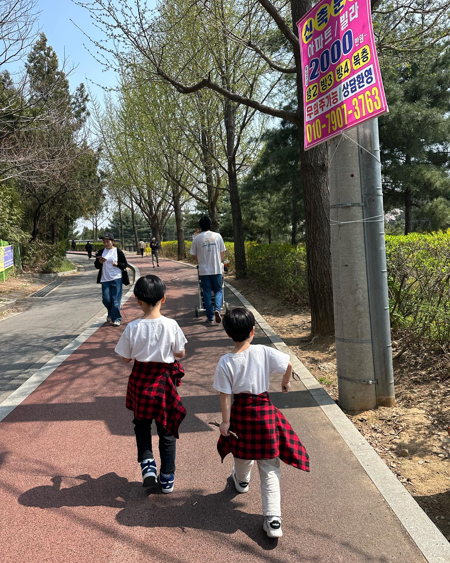.
.
#일상 
.
#따로또같이 
#벚꽃산책 🌸
#우장산산책로 
.
매일 싸우면서 사이가 좋은
#알수없는사이 
#형아바라기 
.
오랫만에 나오니 좋네
#내일은또어디갈까 
.
.
#우장산 #우장산산책로 #나도했다꽃구경 #벚꽃 #벚꽃명소 #벚꽃놀이 #벚꽃길 #벚꽃이지기전에한번더 #꽃놀이가자 #봄이좋아 #꽃구경이좋은거보니이제나도어쩔수없는아줌마인가봄😝 
.