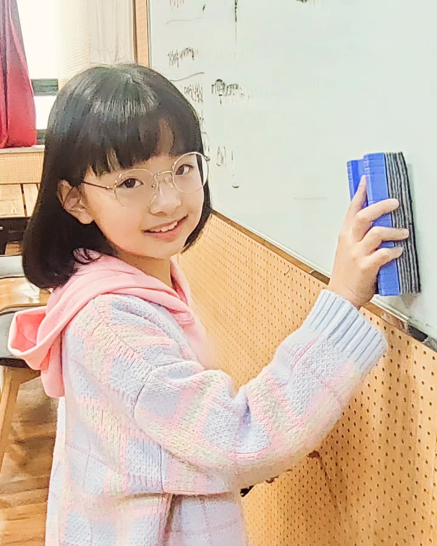 #일상기록

게으른엄만 사진한장 남기기힘들다😂
수업에 30분 먼저 도착해서 칠판에 글씨쓰며
선생님 놀이해보기🤭🤭

#티아이연기학원