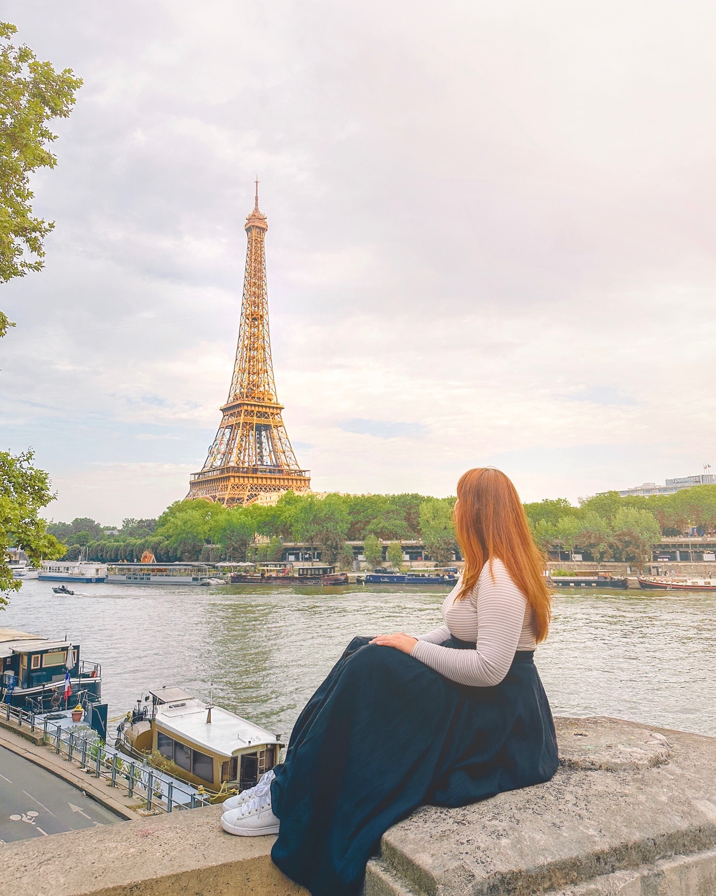 파리, 그 한 달 간의 이야기🗼도심편2 🌆
Paris, Je suis là🗼City center 🌆

파리하면 가장 먼저 생각나는 이미지는⁉️
바로 에펠탑이죠🫶🏻🫶🏻🗼 세느강과 함께
파리올림픽 개/폐막식의 배경이 되기도 했는데요☺️

에펠탑은 프랑스 혁명 100주년인 1889년 !
파리 만국 박람회 때 건축되었어요👍🏻
당시 프랑스에서도 호불호가 갈렸던 건물이라고 하네요👀

🗼비르에껨 다리에서 바라 본 에펠탑
▪️Pont de Bir-Hakeim, 75016 Paris

비르에껨 다리를 도보로 건너면서, 혹은
Promenade Jean-Paul Belmondo의 교량길에서
에펠탑 전체를 사진으로 담으실 수 있어요☺️
(보다 큰 에펠탑 사진을 위해서는 샹드막스공원에
가시는 것을 추천드려요 !!)

#비르하켐다리 #birhakeimbridge #에펠탑 #에펠탑🗼 #latoureiffel #eiffeltower #파리여행 #파리일상 #프랑스여행 

Copyright (C) ⓒ by travelwithsera .
All pictures cannot be copied without permission.