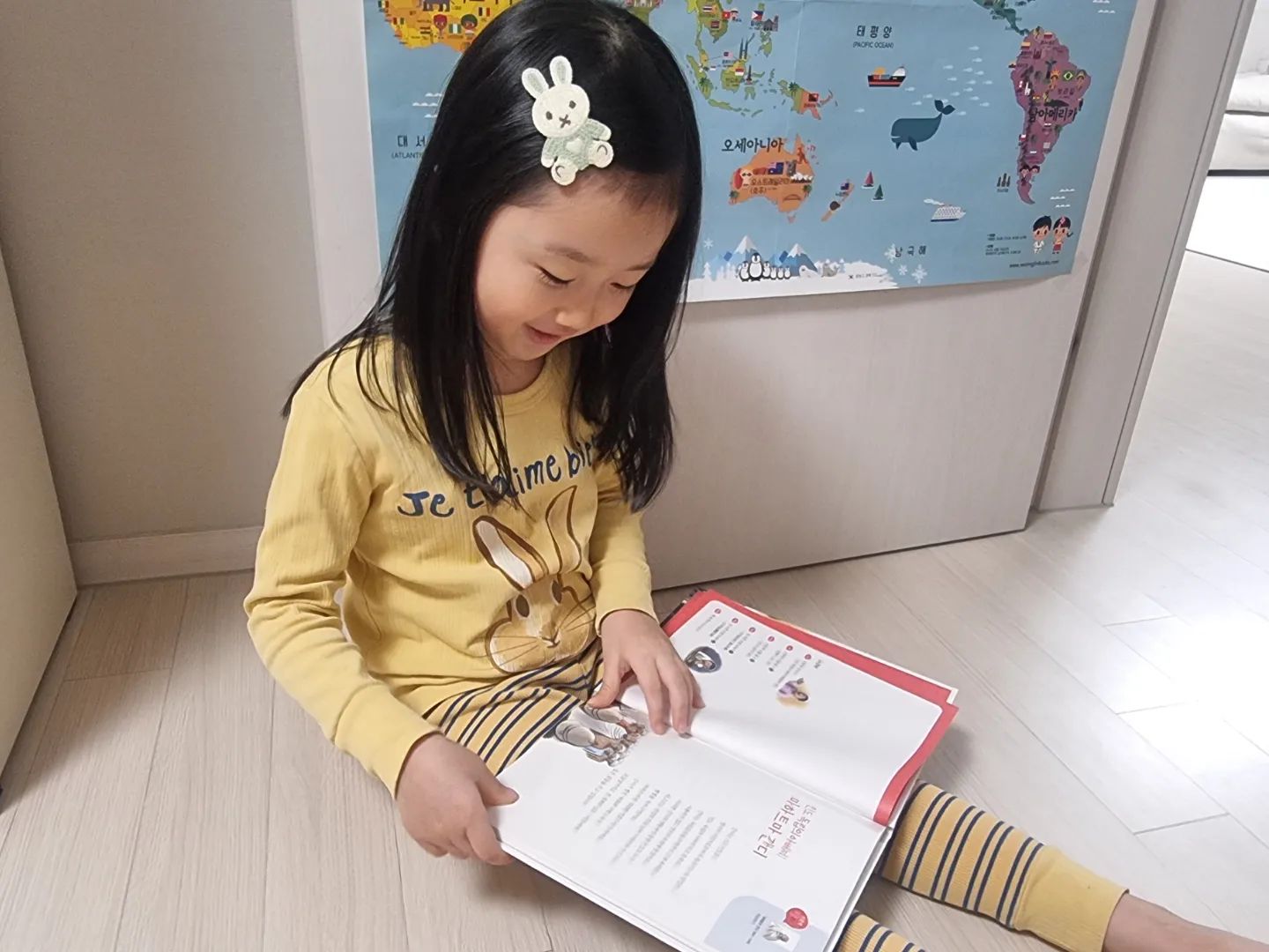#협찬 초등위인 황우인성인문학📚

오늘은 아이가 궁금하다며 골라온 '인도의 영웅이 된 겁쟁이 소년 마하트마 간디' 편을 함께 읽어 보았다.
겁쟁이 소년이었던 마하트마 간디는 어떻게해서 인도의 영웅이 될 수 있었을까?

간디는 폭력을 거부하고 비폭력적인 접근으로 독립을 이루는 데에 큰 용기를 발휘했던 인물로 그의 삶은 자기 희생과 민족을 위한 봉사정신이 어떤 힘으로 이루어졌는지를 알려준다.

지금은 아이에게 내용이 조금 어려울 수 있지만 간디라는 사람이 용기를 통해 도전하고 변화를 이끌어내어 인도를 독립으로 이끌어냈다는 이야기를 보며 용기를 내어 힘든 문제에 도전하면 세상을 바꿀 수도 있다는 점을 배웠다❤️

#황우인성인문학 #인성인문학 #위인전 #황우출판사 #초등필독도서 #초등인문학 #인성동화 #인문학동화 #교과연계도서 #초등인성전집 #책육아 #초등필독