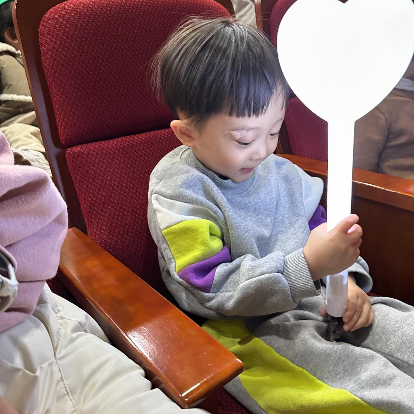 #아기돼지삼형제뮤지컬 

태빈이랑 단둘이 뮤지컬보러, 🐷
한빈이는 시시해 해서 아빠랑 목욕탕 물놀이하러,
23년 마지막날은 이렇게 따로 시간을 보내는중 💗

2024년에도 아프지말고 행복하자, 👦🏻👦🏻

#24년은나의해
#🐉