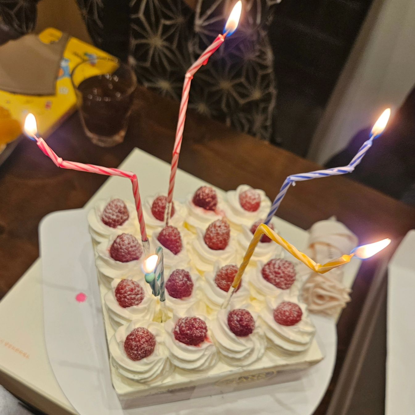 #협찬 연초 생일파티 미리하기ㅋ
데비마이어 케이크커터로 예쁘게 폼나게~♡
그린백은 우주선에서 사용중
그린박스는 신선함을 오래 지속시켜주어 야채.과일.꽃등 보관에 유용하네요
초보주부 필수 아이템!

#데비마이어 #그린백 #그린박스 #파티필수품 #연말파티 #홈파티 #생일파티 
#초보주부 #주부9단 #주방필수품 #주방필수아이템 #야채보관 #과일보관