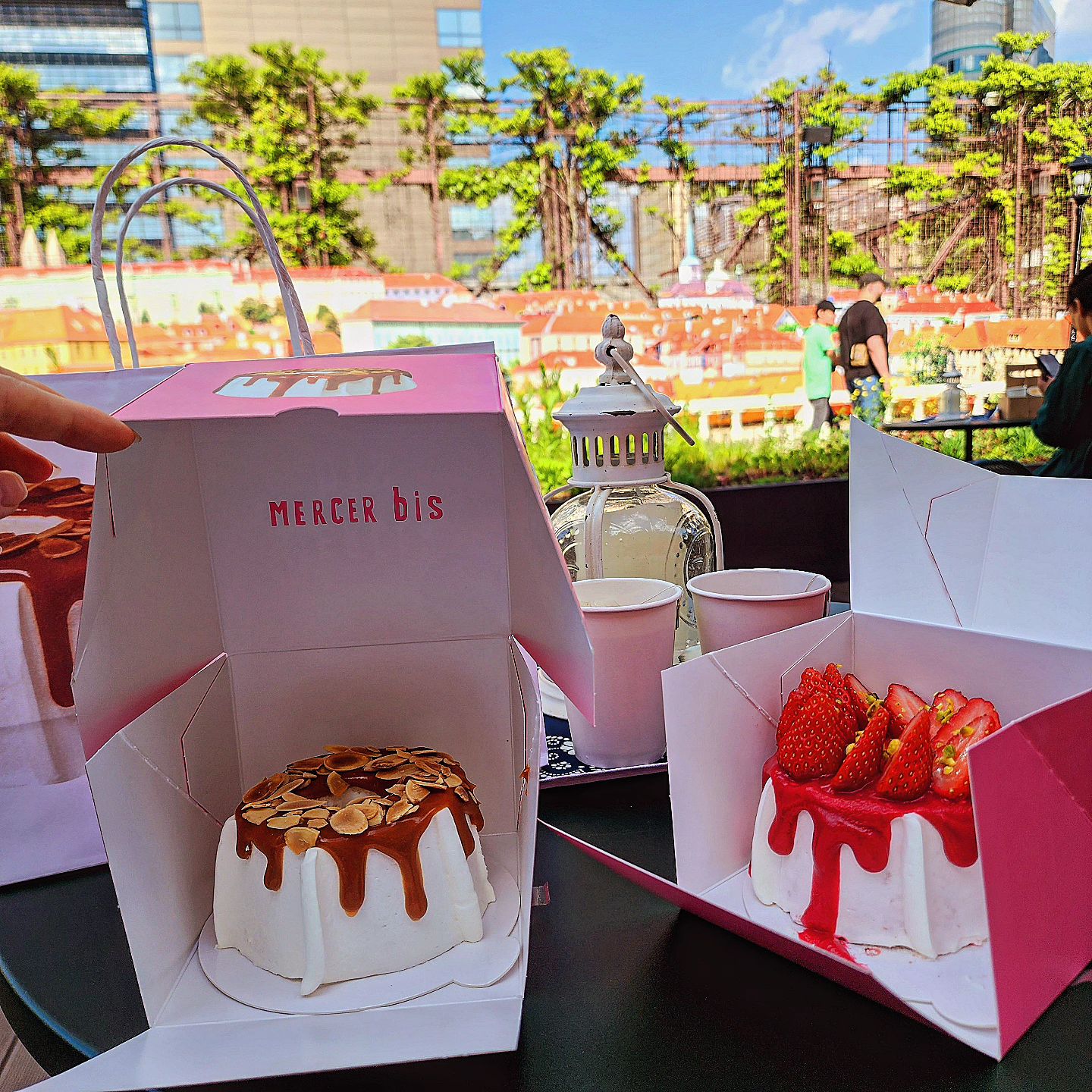 #협찬 #쉬폰케이크맛집 mercer bis!

Coex 현대백화점에 오픈해 있어요♥️
도쿄 파티쉐가 인공적인 첨가물은 사용하지 않고 계란 흰자만으로 최고의 부드러움과 국내산 쌀가루로 ‘폭신폭신 쫄깃쫄깃한 식감’을 느낄 수 있는데요!🌟

MERCER 생크림은 입안에서 사르르 녹는 부드러움이 있더라고요.
단맛을 줄인 휘핑크림은 쉬폰케이크의 맛을 돋보이게 해줍니다.🌟

기념일에 선물하기 좋은 쉬폰 케이크!🌸
6월엔 마사비스 연남점 오픈예정이라고 해요(서울 마포구 성미산로 150 2층)💗

 #어린이날케이크 #어버이날케이크 #어버이날디저트 #쉬폰케이크 #마사비스 #무역시티케이크 #mercerbis #일본도쿄케이크 #일본디저트 #디저트맛집 #현대무역센터 #현대무역센터점 #현대무역센터식품관 #좋반 #먹팔 #현대무역점 #디저트선물 #디저트케이크 #어린이날케이크 #어버이날선물 #디저트케이크 #삼성역디저트 #쌀케이크 #쌀쉬폰케이크 #생크림케이크 #리치스트로베리 #캐러멜
