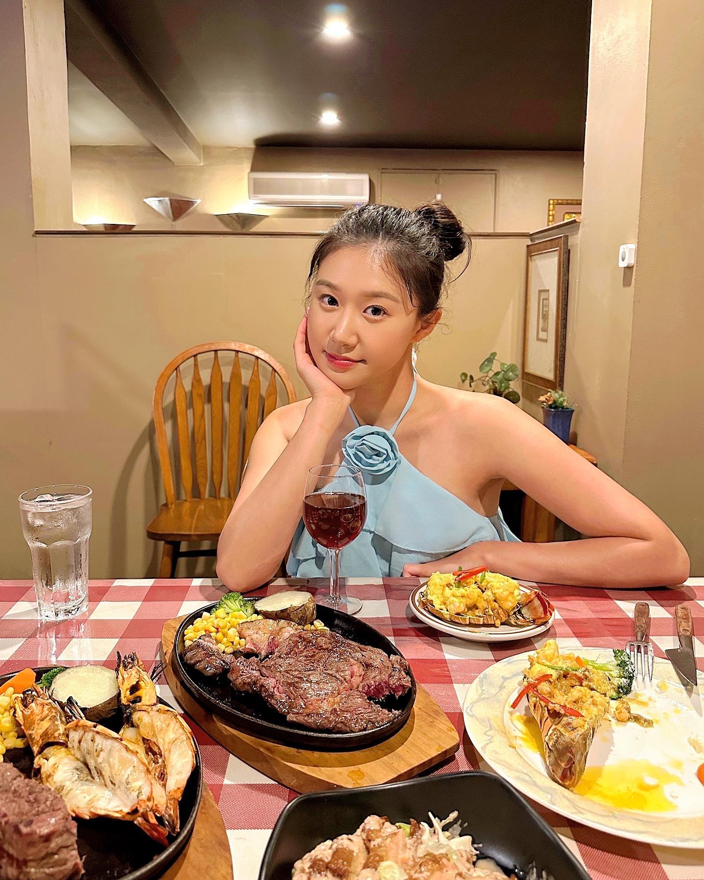 🍽️
𝐶𝑂𝐶𝑂 𝑅𝐸𝑆𝑇𝐴𝑈𝑅𝐴𝑁𝑇 𝑆𝑇𝐸𝐴𝐾 ＆ 𝑆𝐸𝐴𝐹𝑂𝑂𝐷 

사이판 스테이크 & 씨푸드 코코레스토랑 ❤️

25년동안 스테이크와 해산물 맛집으로 자리잡은 
가라판 시내 중심지에 위치한 맛집 인데요 😋

숯불 위에서 정성스레 직접 구워진 프리미엄 비프와 🥩✨
다양항 해산물요리들이 가득 ! 🍤🦐🦪

보통 음식점 가면 이것저것 시켜 맛보는 편인데요 😎
그중에서도 제 최애 픽 가리비구이랑 스테이크 
너무너무 맛있게 먹고온거 있죠 ? 🤭

사이판 시그니처 라임소주도 꼭 맛보셔야해용 ,, 🥹🫶🏻

coco_restaurant 
saipan_sasamo 

#사이판맛집 #가라판맛집 #사이판스테이크 #사이판맛집추천 
#사이판한인식당 #코코레스토랑 #사이판코코레스토랑
#사사모 #사이판여행 #Saipan #CocoRestaurant