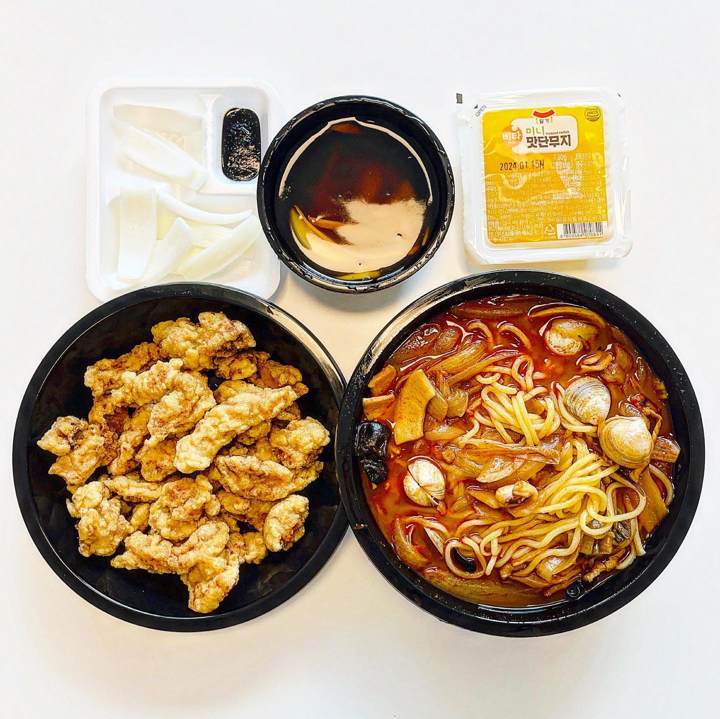 오늘의 아점 🍴

나만의 중국집 맛집 ❤︎
짜장 짬뽕 둘중에 고르자면 짬뽕파 !!
사실 해장이 필요했어용🤭
오랜만에 얼큰한 짬뽕먹으니까 
세상맛있어서 코박고 먹었어요 헤헿ㅎ 
여긴 짬뽕도 맛있지만 탕슉도 짱짱 👍🏻
완전 튀김이 얇고 고기가 큼지막해서 
탕수육도 완전 제스탈이예여 ^.^
오늘 해장 완전 굳굳 ❤️

#먹팔 #소통 #짬뽕 #탕수육 #중국집 #맛집 #맛스타그램 #댓글 #일상 #해장 #먹스타그램 #오늘뭐먹지 #오늘점심 #혼밥 #점심 #배달음식 #좋테 #좋아요반사