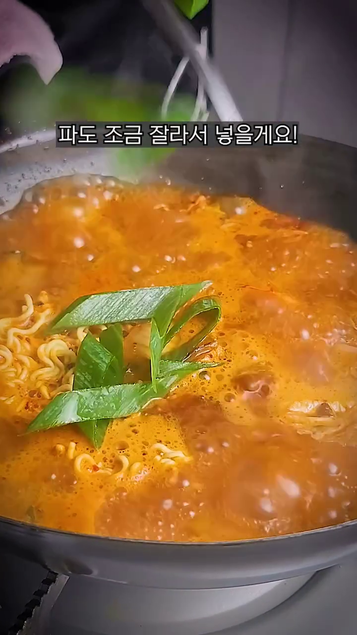 이제 여러분은 라면을 이렇게 먹게 됩니다. 얼큰한 고기짬뽕라면 #reels 
.
.
.

#요리 #붉은돼지 #요리레시피 #요리동영상 #레시피 #홈쿡 #집밥 #유튜브 #유튜브채널 #업로드완료 #먹스타맞팔 #먹스타그램 #맛스타그램 #먹팔 #라면 #짬뽕 #짬뽕라면 #고기짬뽕라면 #라면레시피