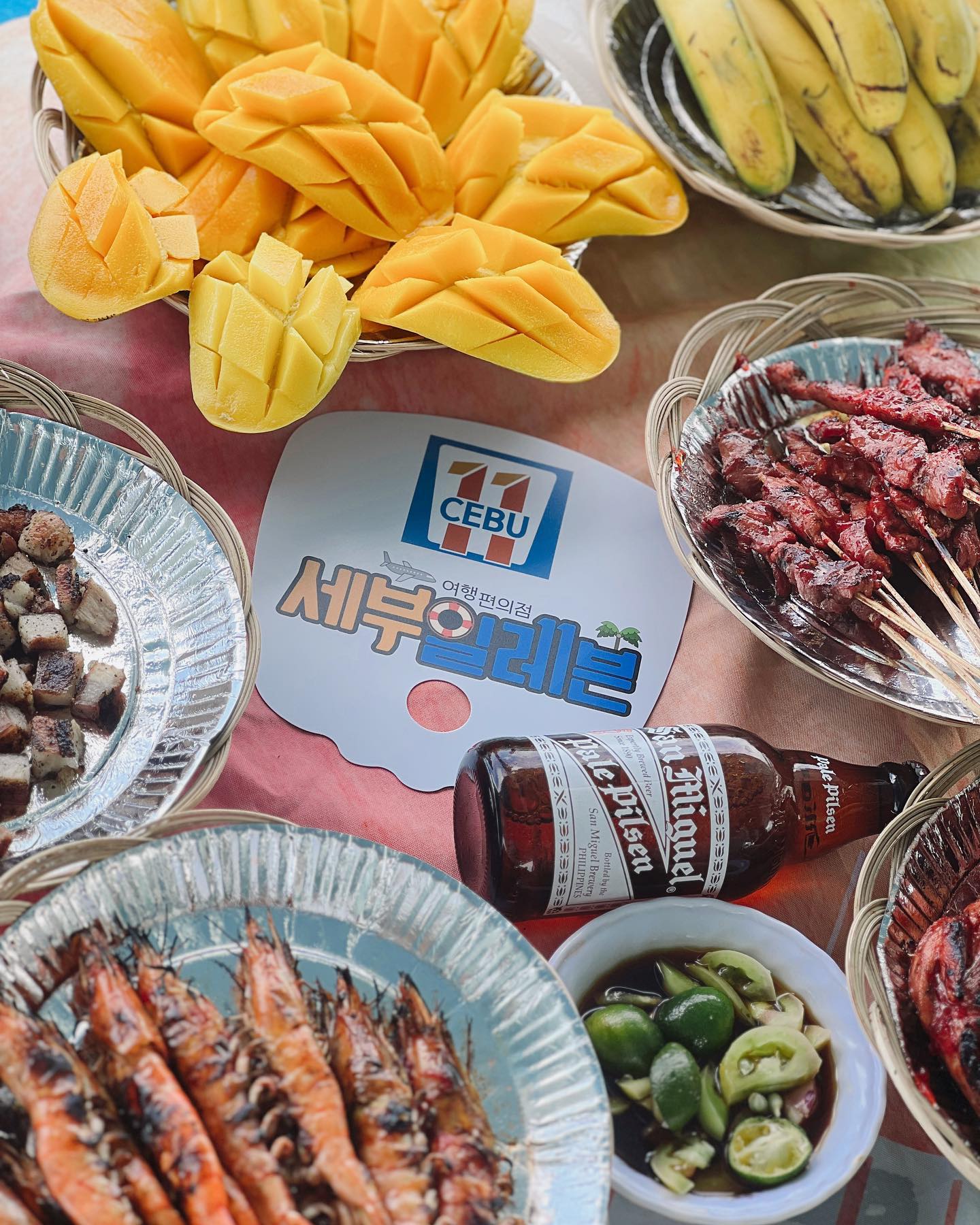 #제작지원
요즘 날씨에 다시가고싶은 #세부호핑
얼마전 세부로 다녀온 여행에서 빼놓을 수 없는 호핑투어를 즐기고 왔답니다!😄

가기 전에 많이 찾아보고 비교해봤는데
여러 여행사 중에 #세부일레븐 이 가장 저렴하고,
보트나 장비가 새 거라서 가성비가 가장 좋더라구요!👍🏻

귀여운 지프니가 숙소까지 픽업와서 지프니도 타보고,
또 세부일레븐 전용 보트를 타고 우리끼리 전세내서
다른 사람 눈치 안보고 마음껏 즐길 수 있었답니다!
신나게 물놀이 후 보트 위에서 먹는 라면은 국룰!💞
시원한 맥주에 맛난 음식들까지! 정말 최고였어요!😄

세부일레븐으로 예약하면 호핑투어 뿐만아니라
체험 스쿠버다이빙까지 저렴하게 즐길 수 있으니
세부일레븐 DM으로 문의해보세요!
👉🏻 cebueleven 

#세부여행 #필리핀여행 #여행스타그램
#해외여행 #해외여행추천
#세부다이빙 #세부자유여행 
#세부가볼만한곳 #세부가족여행