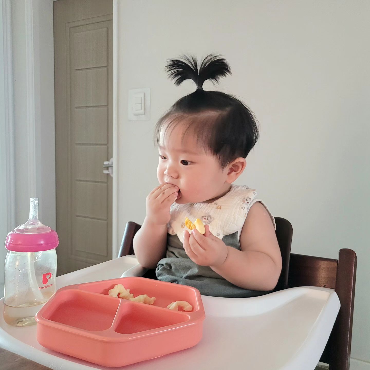 .
#협찬
.
점점 똑똑해지는 우리 집 아기👶
.
간식 먹고 싶으면 내 손 잡아끌고
간식 넣어두는 팬트리로 데리고 감...ㅋ...
.
유기농 떡뻥만 먹이다가 
새로운 아기과자를 줬더니
무아지경 정신없이 먹네요🫶
.
합성 착향료❌️, 인공색소❌️, 밀크칼슘⭕️
HACCP 인증을 받은 유기농 쌀 과자 전문 업체에서
기름에 튀기지 않고 열과 압력으로 퍼핑 해서 만든
건강한 과자라고 해서 "실컷 먹어봐라~" 하고 
잔뜩 덜어줬더니 야무지게 싹 다 먹었어요 🙉
.
소포장+지퍼백으로 휴대성도 좋고
아기 손에 쏙 들어가는데 식감도 부드러워서
잘 흘리지 않기 때문에 차에서 꺼내주기 좋아요
.
#아기과자 #아기간식 #유아과자 #어린이간식 #팝콘과자 #어린이과자 #아이들간식 #유아간식 #아이간식 #치즈과자 #옥수수과자 #오늘도 #baby #babygram #베이비그램 #베이비스타그램 #베이비인스타 #아기데일리 #아기동영상 #아기먹방 #아기스타그램 #아기일상 #육아 #육아그램 #육아맘 #육아맘그램 #육아맘스타그램 #육아스타그램 #육아인스타그램