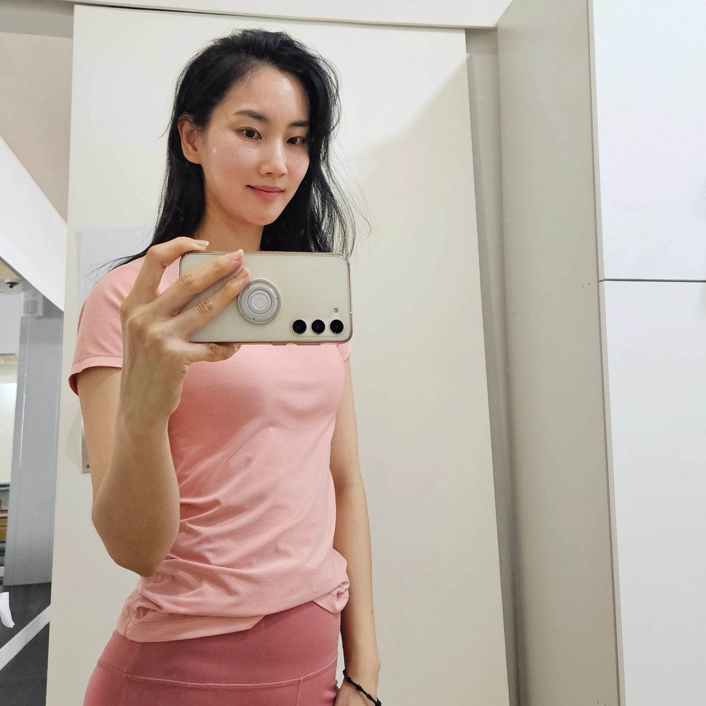 어제 4년만에 운동했는데... 와.. 근육통 어쩔..
겨우 요거하고 근육통이라뇨??? 늙었다.
그 동안 누워있던 근들이여 어서 깨어나라.
나도 4년만에 오운완😊

이거 해보고 싶었다 오운완ㅋㅋㅋ이게 뭐라고
아기낳고 나면 물론 정신없이 바쁘지만 몸이 아파서 운동을 안했다가 아닌 할 수 없다. 잘 못 하다가 부러질까봐🥲🥲🥲 갑자기 짠하네🫢 

#daily #운동하는여자 #오운와아아아안🏋🏻‍♀️