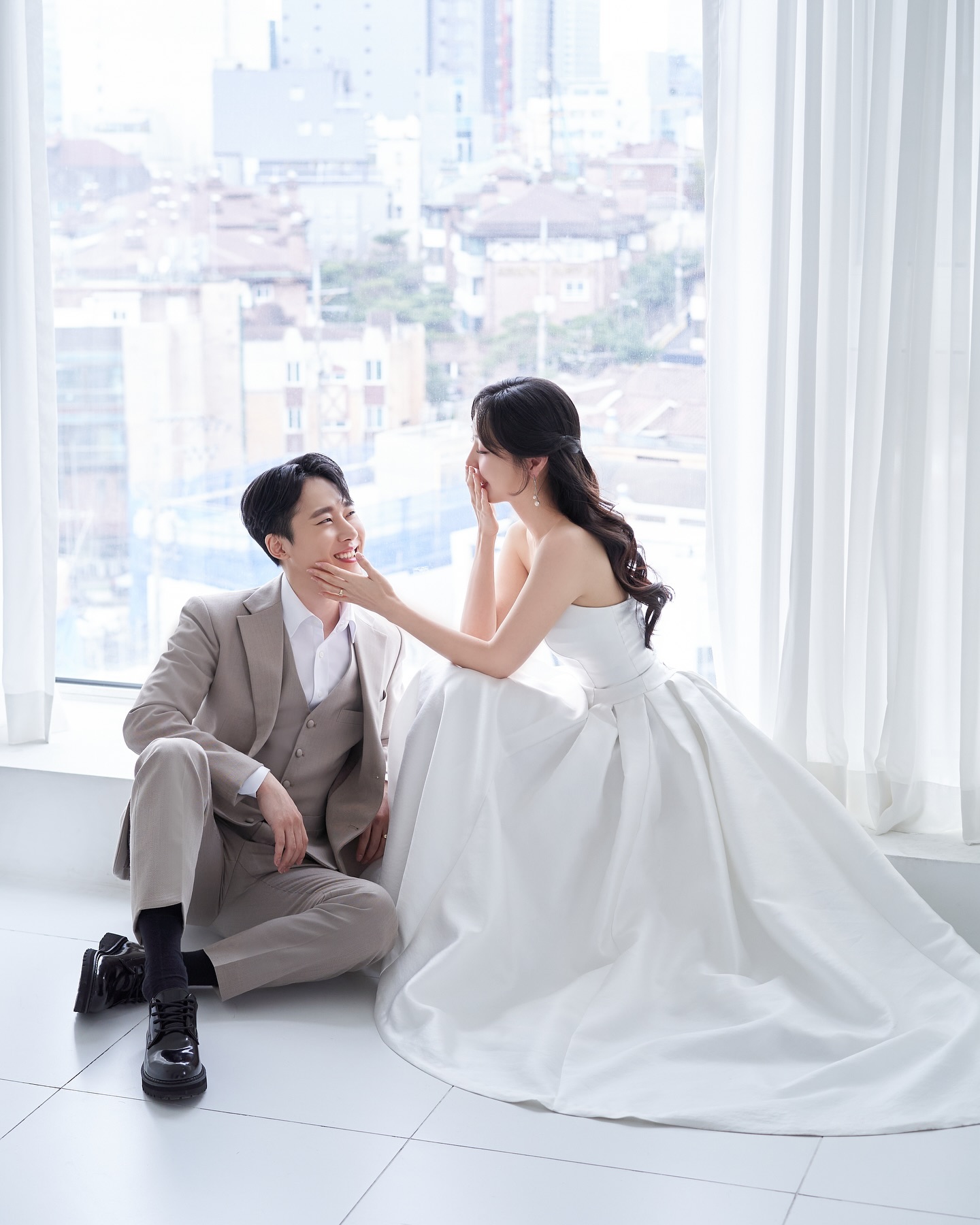 #결혼합니다 #❤️ 

✨💍 2024년 7월 20일 토요일 16:20분
✨💍 송파문정 더컨벤션 그랜드볼룸 

이런 글을 제가 올리는 날이 올거라 생각도 못했는데••
벌써 시간 훌쩍흘러 식까지 한달도 남지않았네요 :) 
설레기도하고 뭔가 뭉클하기도 합니다.

20대를 함께 보냈고 30대를 함께 맞이하며 이젠 남은 일생을 
서로의 곁에서 평생 나란히 바라보며 걷고자 합니다.

이미 알고계신분들도 많겠지만 
본식 전부터 벌써 과분한 축하와 사랑을 받는 것 같아서 
정말 감사하고 또 감사합니다.🙇‍♀️🙇‍♂️

청첩장을 받을 때는 몰랐지만
막상 전하는 입장이 되니 조금 조심스러운 부분이 많았습니다.

한 분 한 분 찾아뵙고 인사도 드리는 게 예의인 걸 알지만 오랜만에 닿는 연락 이 결혼 소식이라 부담이 될까
조심스러운 마음에 망설이며 연락을 못 드린 분들이 많습니다.

저희가 서툴고 부족함으로 소식을 전달받지 못한 분들께서는 너그러이 이해 해 주시고 넓은 마음으로 먼저 연락을 주신다면 기쁨 마음과 감사한 마음을 담아 소식을 전하겠습니다.

혹시나 연락을 못받으셨더라도 서운해하지 마시구 꼭 말씀 해주세요! 정말 생각나고 떠오르는 분들은 많지만 실례가 될까 싶어서 전하지 못한분들이 많습니다:) 

주말에 귀한 시간을 내어 참석하는 게 쉽지 않음을 잘 알기에 한 분 한 분 발 걸음을 귀하게 여기고 소중한 마음을 잊지 않고 보답하며 평생 기쁨과 행복으로 간직하겠습니다.

바쁘신 와중에 참석해주신다는 분들과 참석이 어려워 먼 곳에서 보내주시는 소중한 마음들 그리고 미리 축하해 주신 모든 분들께 진심으로 감사합니다.

그 마음에 보답하여 정말 행복하게 잘살겠습니다🕊️
감사합니다.

🤵‍♂️신랑 안승현 🤍 👰‍♀️ 신부 송지은