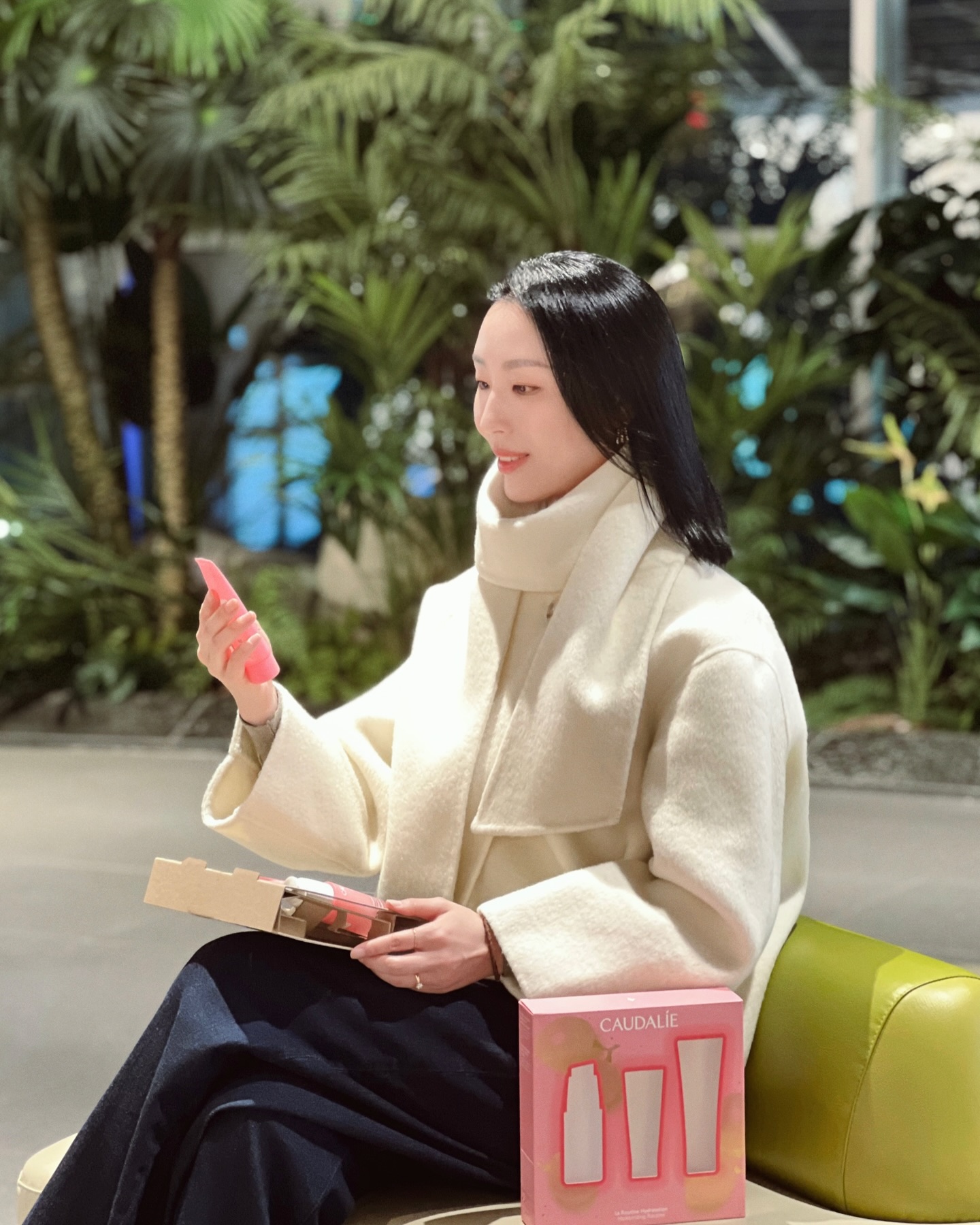 내가 연말 선물로 항상 추천하는 #꼬달리 

쌀쌀하고 건조한 날씨가 되면 보습이 최고 중요하죠.
수분감 가득한 꼬달리의 #비노하이드라 #수분세럼 세트로
이번 겨울에도 촉촉하고 건강한 피부 만들어 보세요.

홀리데이 키트로 선물하기에도 참 좋은 구성인데요.
포도수와 히알루론산이 속부터 빠르게 수분을 채워주는 세럼과
수분공급, 피부진정을 위한 집중케어 모이스처라이징 마스크.
그리고 향긋한 로즈 드 비뉴 샤워젤까지 함께 하는 구성이에요.
소중한 사람에게 꼬달리 홀리데이세트로 마음을 전해보세요🩷

#꼬달리코리아 #caudalie #caudaliekorea #홀리데이세트