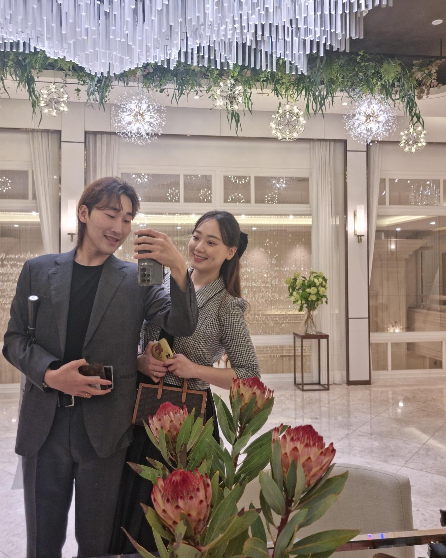 #하객
_
결혼식 가야하니, 간만에 멋부린 부부👫
우리가 결혼했던 장소에서 친친 커플의 예식을 보니 기분이 새록🌸
사실 리모델링해서 아예 다른 예식장같아🥹

잘살아라, 평소커플아🤵🏼❤️👰🏼‍♀️

_
#하객룩 #결혼식 #커플 #신혼부부 #가방순이 #친구결혼식 #부부의세계 #유부월드 #유부 #예복 #신부대기실 #예식장