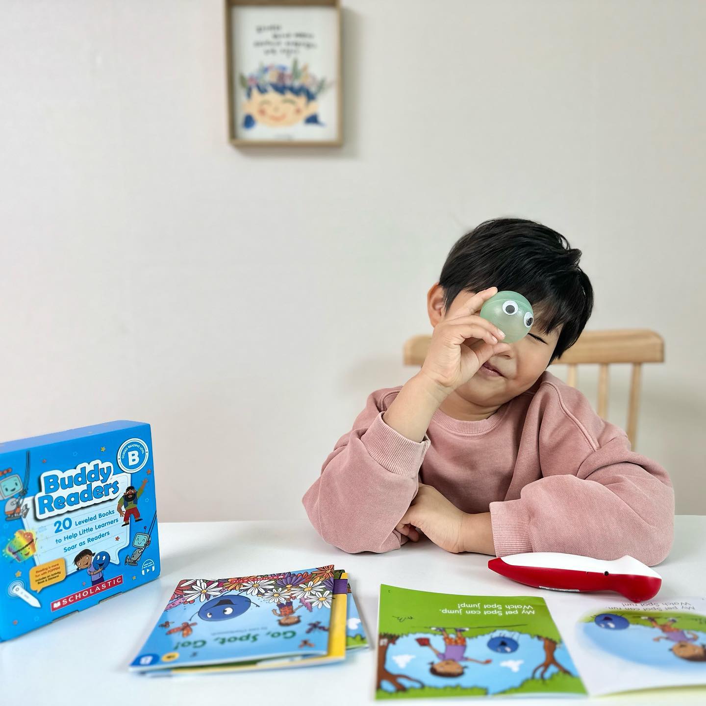 강희에게 pet이 생겼어요˃̵◡˂̵
#협찬 이지만 진심담은 솔직후기
⠀
⠀
레벨 B 강희와 함께 읽어본 영어책 'My Pet Spot'
읽기전에 흥미를 가질 수 있게 'spot'이라는
캐릭터를 함께 만들어봤어요.
집에 있는 볼풀공에 눈만 붙이면
일러스트 캐릭터와 똑같더라고요ㅋㅋ
그랬더니 "MY Spot!!"이라며 너무 좋아하는ㅋㅋ
⠀
유치원영어와 스콜라스틱을 함께하니
사이트워드 연계학습으로 도움이 많이 되고
스콜라스틱 리딩 트래커도 활용하기 좋네요.
특히 팝펜으로 일러스트 문장들을 들을 때 재미있어해요.
주인공 시점에서의 문장이 나오고
실제 미국 아이들이 자주 쓰는 표현이라서
꼭 일러스트 문장도 팝펜으로 찍어서 듣게하면 좋아요!
⠀
스콜라스틱 버디리더스 학습법
- 스토리플러스 어플로 교재 전체듣기
- 팝펜으로 다시 듣고 읽어보기
- 팝펜으로 일러스트 문장 들어보기
­- 미니액티비티북으로 퀴즈 풀고 독후활동하기
⠀
⠀
⠀
⠀
pipio_english 
#버디리더스 #유치원영어 #예비초등영어 기초리더스추천 #팝펜활용 #유아영어 #6살아들 #스콜라스틱리더스
