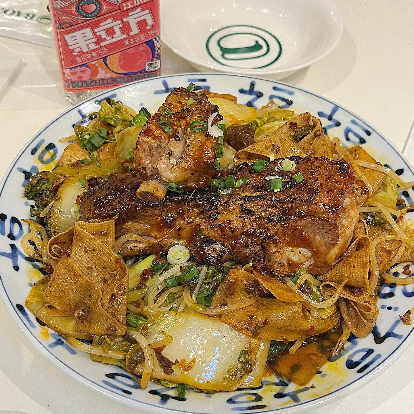 #협찬 #칠성로맛집 <바오비>

제주 원도심에 위치한 요즘 떠오르는 핫플, 아메리칸 차이니즈 레스토랑 바오비에 방문해보았다. 

깔끔한 우드 톤에 그린 컬러의 포인트가 인상적이였다.

저녁에 방문하게 되어 디너메뉴인 비비큐 스페어립 마라상궈와 강소백 고량주 피치를 주문해보았다. 

매콤한 바오비 특제 마라소스로 조리한 마라상궈에는 푸주, 피시볼, 중국당면, 버섯, 청경채, 배추, 숙주 등 다양한 재료가 듬뿍 들어있었고 그 위에는 저온에서 장시간 훈연한 부드러운 비비큐 스페어립이 올려져 있었다. 

은근히 강한 마라상궈와 스르르 뼈와 분리되는 부드럽고 달콤한 스페어립의 조화가 좋았다. 

강소백 고량주 피치는 오픈과 동시에 강한 복숭아향이 코로 퍼지면서 고량주 특유의 맛도 은근히 나서 매력적이였다. 

바오는 스모크 비비큐로 속을 채운 대만식 찐빵인데 이 가게의 이름인 만큼 시그니처 메뉴이다. 다음에는 바오를 먹으러 또 방문하고 싶다.

#제주레스토랑 #제주차이니즈레스토랑 #제주마라샹궈 #제주핫플레이스 #제주탑동맛집 #제주탑동술집 #협찬 #제주마장면 #제주데이트맛집 #제주신상맛집 #제주도민맛집 #제주로컬맛집 #제주대만식 #아메리칸차이니즈레스토랑 #바오비 #동문시장맛집