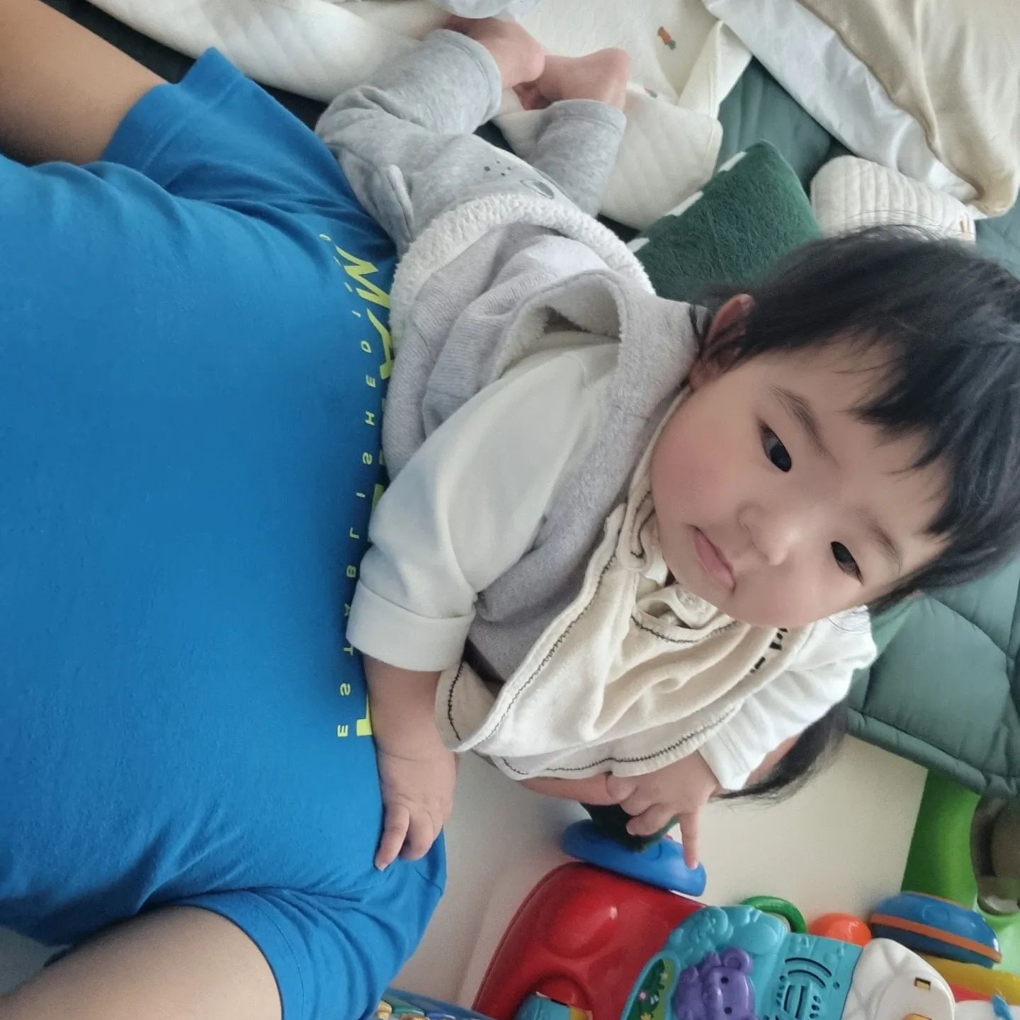 새해에도 열심히 육아해보겠습니다... 
24년 복많이 받으세요 건강 잘 챙기세용!
얼굴이 건강하지 못한 로아아빠가
#새해기념아빠밟기#청룡의해#아빠얼굴이맘에안드는로아#d+255#1살된로아