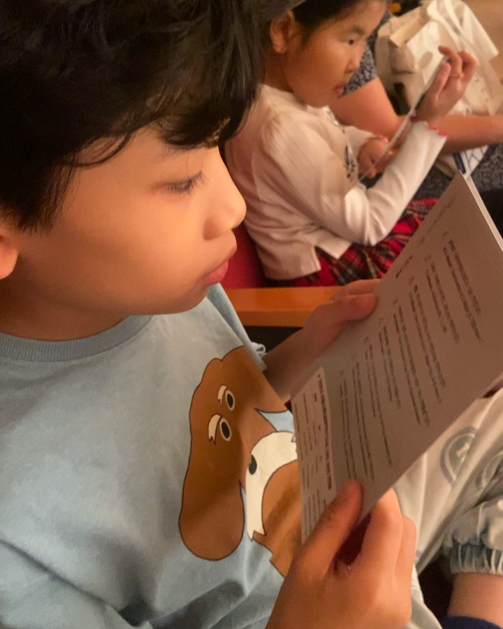 .

🎻 #서울시립교향악단 #우리동네음악회 

노을공원에서 어린이별학교 수업듣고! 
반딧불이생태관도 들리고 난지천 놀이터도 들렸다가
마포중앙도서관에 들려 서울시립교향악단 공연까지 보고 왔어요🎻
세상 알찬 금요일 스케쥴👍

현악 4중주에 하프 연주까지 함께 한 공연이라 
저는 너무 듣기 좋았는데 
아들은 피곤한지 조금 졸려워 하더라구요😂
그래도 무사히 끝까지 잘 보고 왔답니다! 

✅10월에도 서울시립교향악단 시민 공연이 계속 열리네요! 

10/2일 19:30 연대 대강당 (문의:서대문구청 02-330-1410)
10/4일 19:00 시흥교회 (문의:금천구청 02-2627-1444)
10/11일 19:30 강북문화예술회관 (강북문화재단 02-994-8501)

(저희 동네는 도서관 홈페이지에서 사전 신청을 받았는데 
동네에 서울시향 공연 소식 있으면 예약 문의 해보셔요😊)

.

#마포중앙도서관 #서울시립교향악단 #우리동네음악회
#서울시향 #현악4중주 #앙상블 #하프연주 #
#아이랑공연 #아이랑나들이 #알찬하루 #불금🔥
#주말시작🙌 #아이랑놀기 #동네에서공연보기
#85개월 #만7세 #한국나이8살 #아들육아 #육아소통
#경험육아 #나들이육아 #문화생활육아 #94번째공연관람 
#엄마랑아이랑 #동네에서놀기 #서울에서놀기