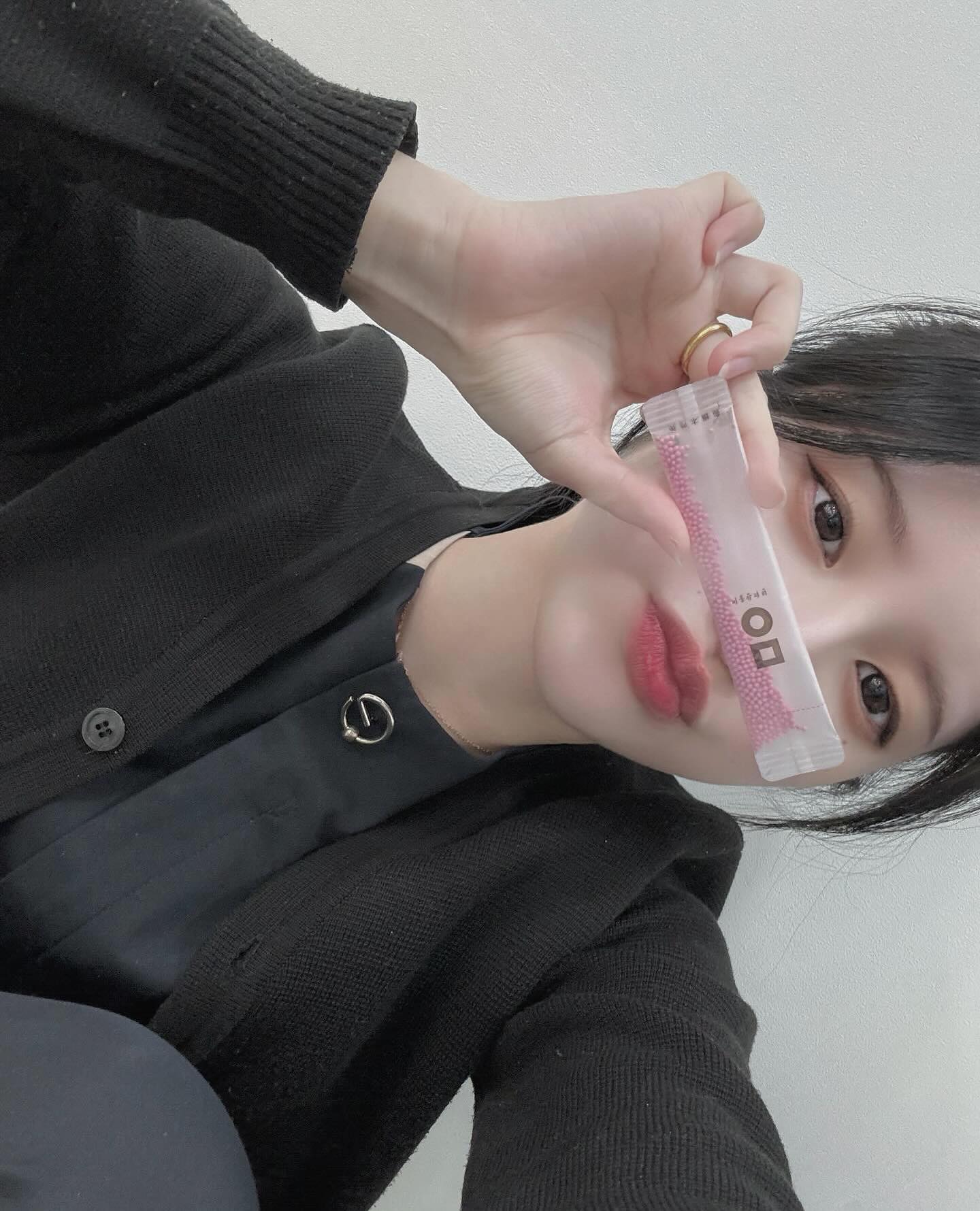제가 진짜 쓴 거 못먹는 사람이라 한약도 잘 안먹고 비타민도 잘 안챙겨먹거든여ㅠ 이번에 정말 인생템을 찾았어요❗️ 다이어트 한약이라 약간 거부감이 있었는데 핑크환은 제가 좋아하는 핑크색이기도 하고 한약향은 느껴지지않고 복숭아향이 나는 제품인데 너무 좋았고 휴대도 편해서 아침마다 전 직장에서 먹어요🩷 
핑크환은 식욕억제를 건강하게 도와주고 체내노폐물과 독소배출에 효과가 있어요ㅎㅅㅎ 
제가 꾸준히 먹어보고 효과 보고 다시 업로드할게요🤍
#핑크다이어트 #핑크환 #미올한의원 #다이어트한약 #다이어트약 #다이어트그램 #다이어트꿀팁 #다이어트일상 #다이어트약추천 #다이어트힙 #핑크다이어트 #다이어트약추천 #콜라겐다이어트 #다이어트정보