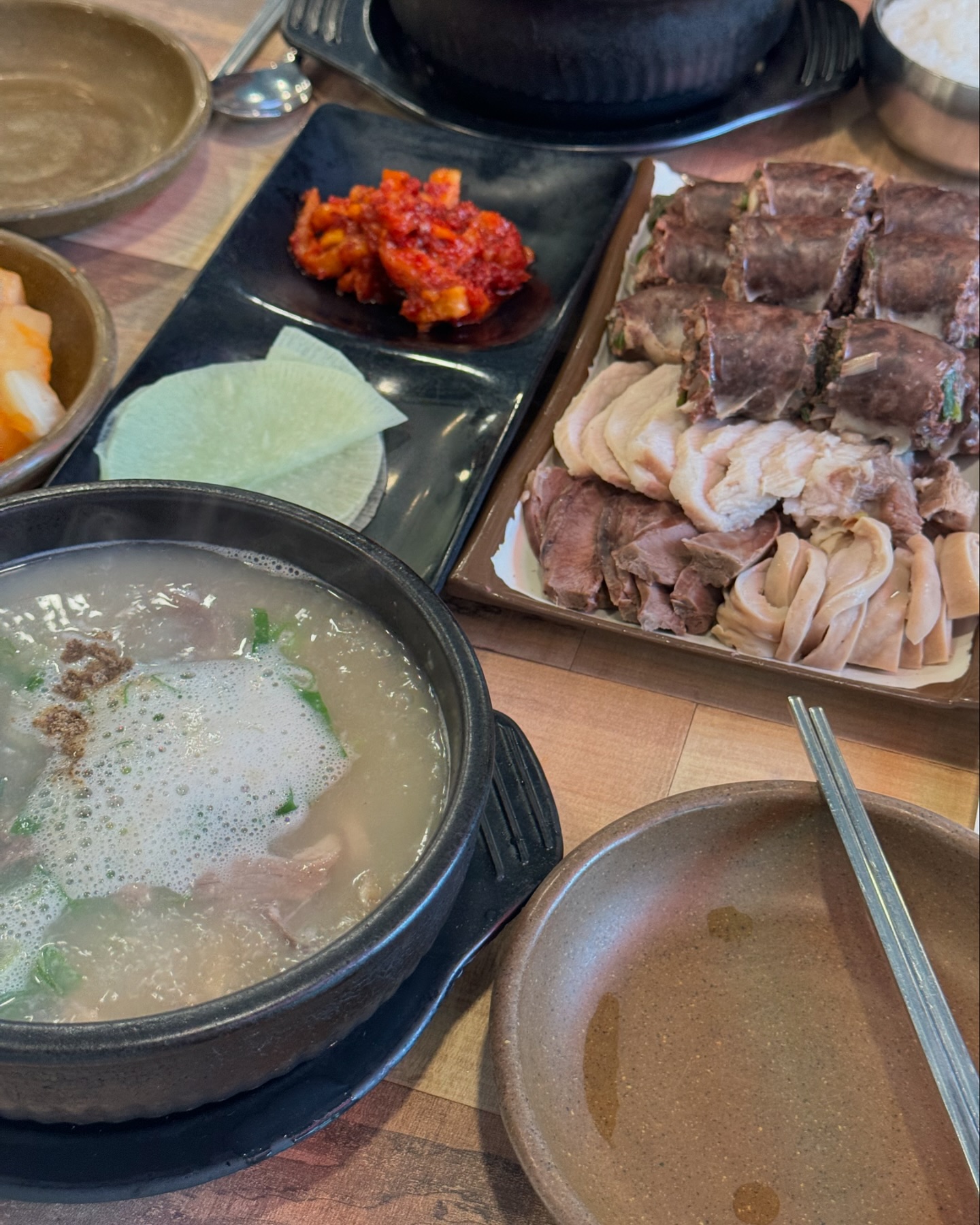 #협찬 x #평양아바이순대국밥 

재방문한 나의 구미 국밥맛집
처음 방문할때랑 똑같이 한결같이 맛도리 국밥집
산동에서 고아까지 가게 만드는맛ㅋㅋ😝
재재재재방문의사까지 있는 순대국밥 맛집

✅순대국밥 밀키트 출시!
✅인기메뉴 : 순대국밥, 모듬순대
✅수제 순대 맛집

📍평양아바이순대
경북 구미시 고아읍 들성로 61 1층
054-442-8998
주차장⭕️ 포장,배달⭕️

🏷️ #구미맛집 #구미국밥맛집 #순대국밥맛집 #구미한식맛집