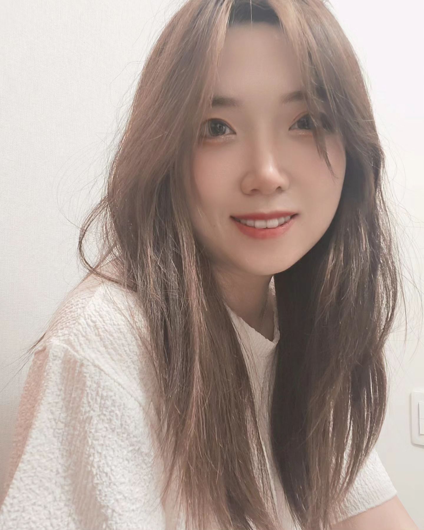 나갈 땐 증말 화장 오랜만에 한다고 다 티 내네
그지같다 했는데
땀에 번져 자연스러워져버림

근데 이쁜 카페가서도 수다떠느라 정신팔려서
셀카는 집에서 찍고..ㅋㅋㅋ
