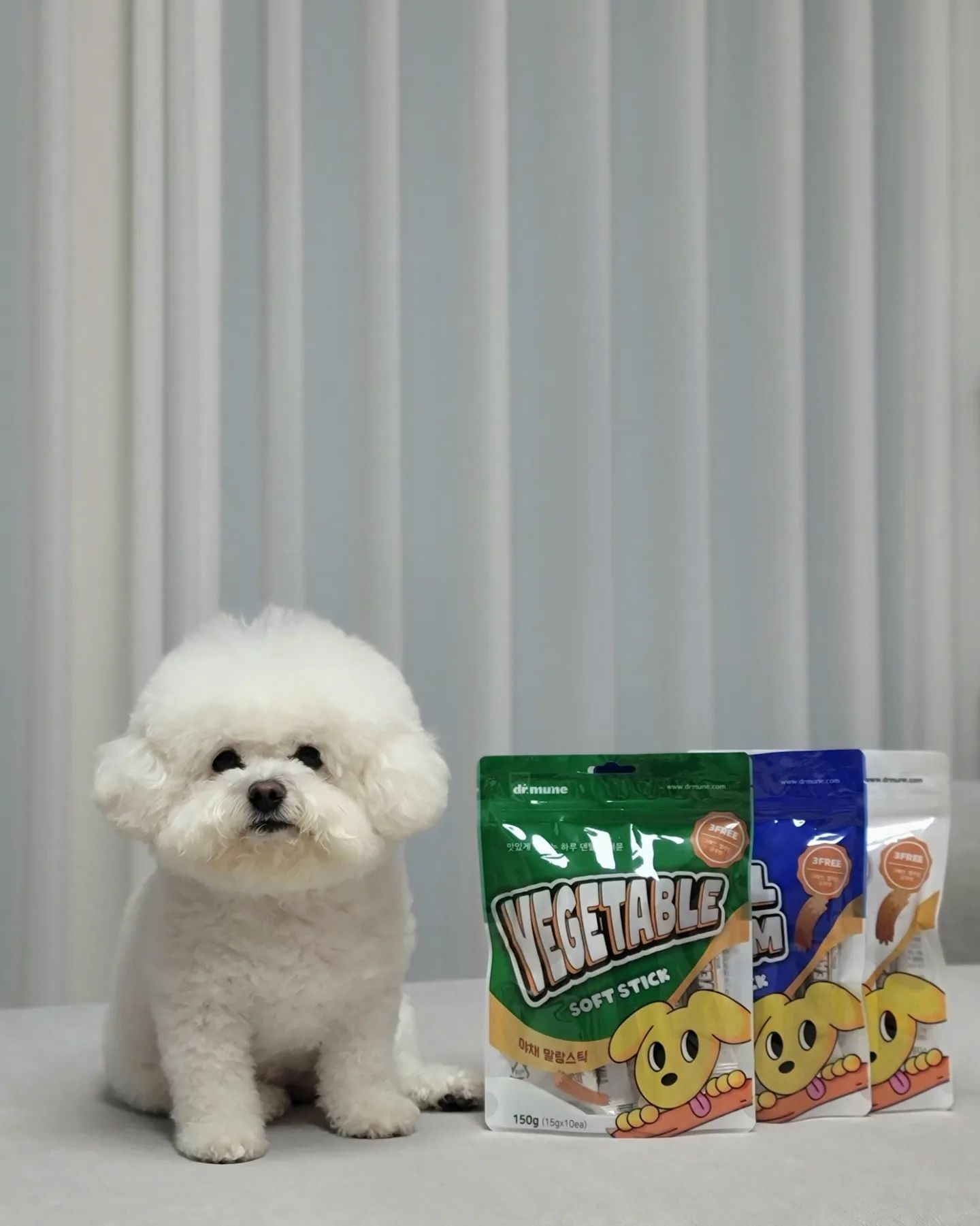 바잇미X닥터뮨 #체험단 후기💚💙🤍

여름이가 바잇미와 닥터뮨에서 좋은 기회를 주셔서 닥터뮨의 쿠앙 말랑스틱을 체험해봤습니다.

쿠앙 말랑스틱은 야채💚, 밀웜💙, 산양유🤍  3️⃣가지 맛.
그레인과 젤라틴, 클루텐 3️⃣FREE.
그리고 프로폴리스, 녹차추출물, 스피루리나 3️⃣가지를 넣어 만든 프리미엄 구강간식입니다.

굉장히 말랑말랑하여 손으로도 부러질 정도여서 이빨이 약한 댕댕이친구들에게도 안성맞춤이고
가위로도 쉽게 잘려서 보상간식으로도 딱👍

기호성도 정말 좋아서 여름이가 냄새 맡자마자 먹겠다고 난리여서 사진 간식히 찍었습니다.😅

3️⃣3️⃣3️⃣쿠앙 말랑스틱 💚💙🤍 
모두에게 추천합니다👍

drmune_official biteme.co.kr

#바잇미 #바잇미체험단 #닥터뮨 #강아지덴탈껌 #노령견덴탈껌 #부드러운개껌 #강아지산양유간식 #강아지밀웜간식 #강아지치석제거껌 #쿠앙