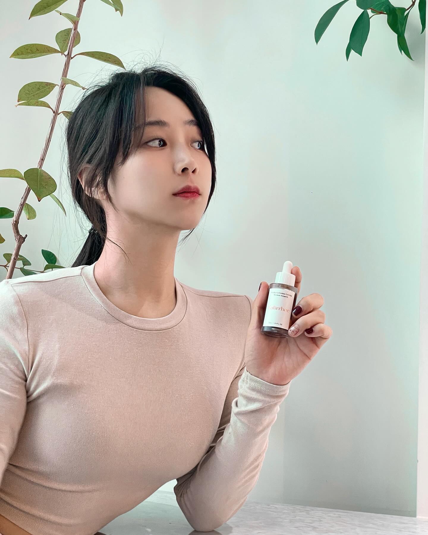 요즘 진짜 난리났다는..! 2차 수량도 완판되었다고 하는 뷰티 브랜드 아크니프리 신제품 ‘어성초 진정 비건 100% 앰플’이 출시되었답니다. 3차 물량도 얼마 남지 않았다고 하니 서두르세요! 천연 유래 성분, 고함량의 유기농 어성초 제품인 것을 증명이라도 하듯 진한 오렌지 컬러와 향, 그리고 끈적임이 전혀 없이 흐르는 농축 제형으로 촉촉하게 흡수시켜야 하는 제형이랍니다. 저자극이 필요한 민감성 피부, 뒤집어진 피부에 빠른 진정을 원하시는 분들에게 추천드릴게요…☺️

#아크니프리 #약모밀앰플 #어성초앰플 #어성초진정앰플#앰플추천 #아크니프리앰플 #진정앰플 #여드름앰플
acnifree