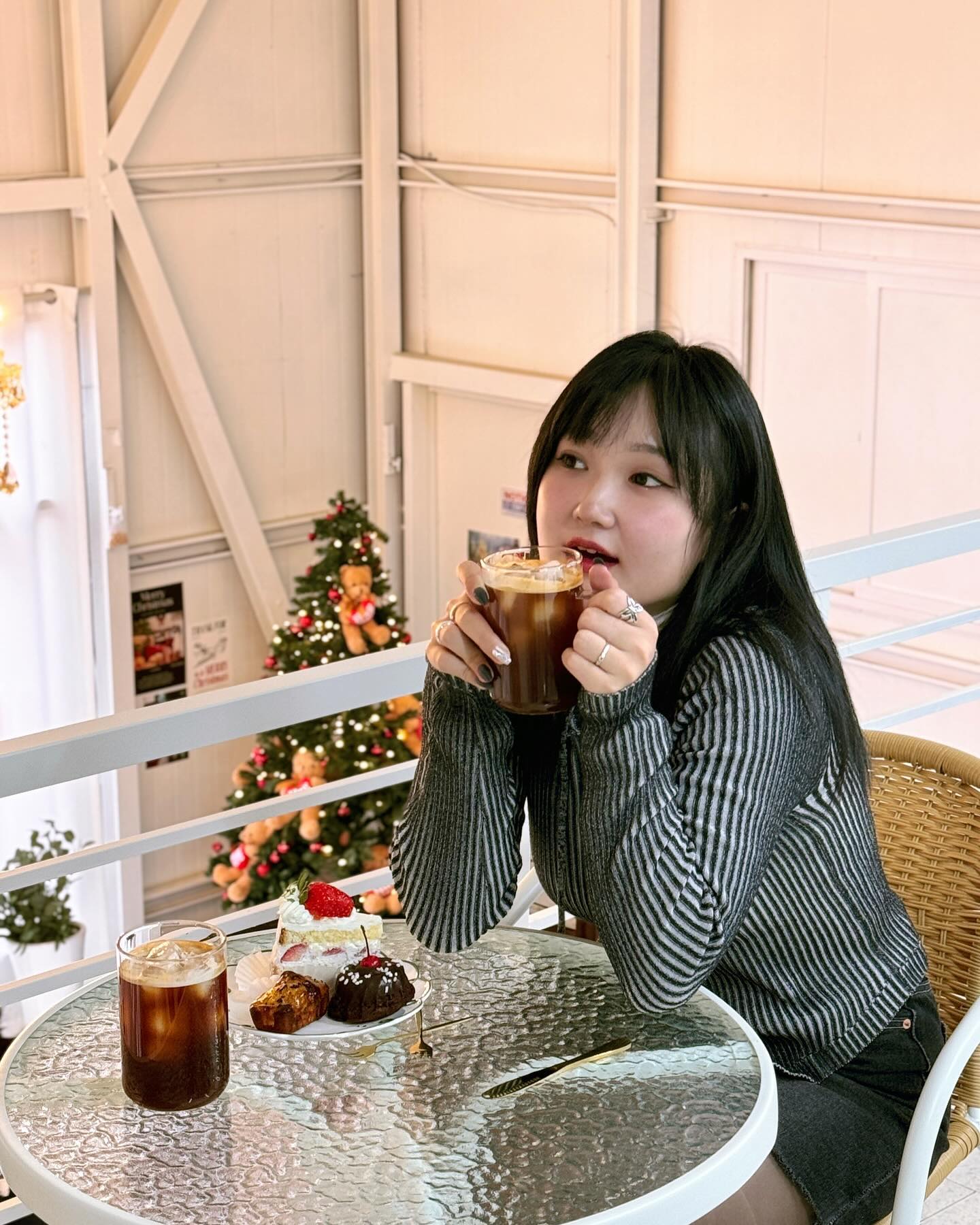 #광고 #오류동맛집 #페이머스베이커리 #서울카페 #디저트
오류동에 갈 카페 없다고 누가그래-!!! 당장 페이머스 베이커리로 달려가🏃

크리스마스 분위기도 낭낭하고, 입구부터 너무 예쁜 카페였어요🩵 디저트도 정말 맛있고 달콤했습니다🫡
문 앞에서 사진도 정말 많이 찍었어요 오류동 사시거나, 방문하시는 분들 꼭 가보세오! 👍

📍[페이머스베이커리]
서울 구로구 경인로19길 48-8 1층