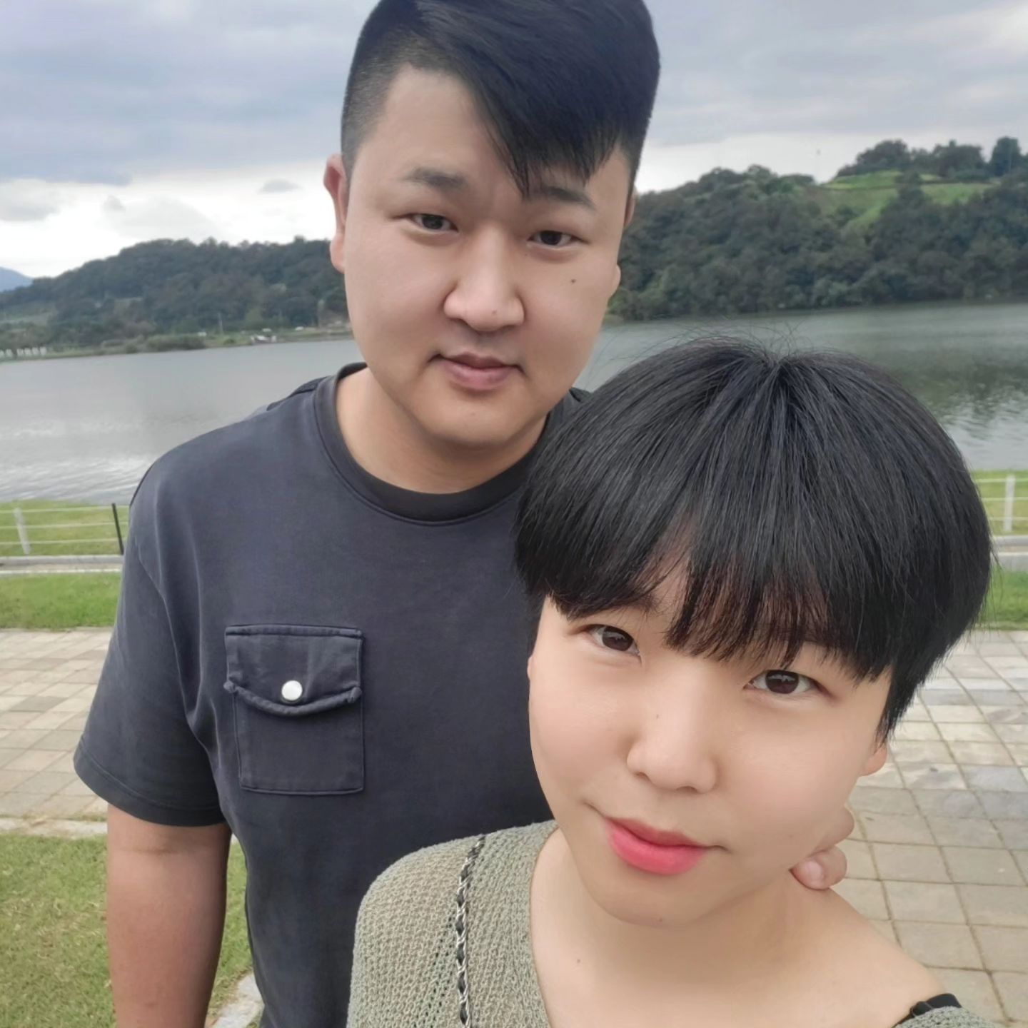 합성인듯 합성아닌 투샷🤭🖤
우리 쎄리 이뿌다✨️
(뒷목잡혀 있어서 그런거 아님😳)