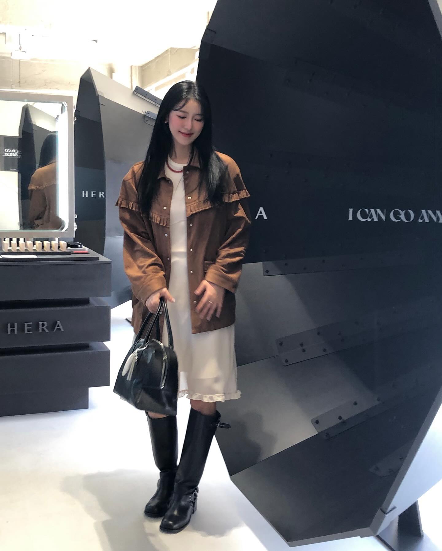 헤라블랙쿠션 팝업스토어 다녀왔어요…♥︎ 
얇고텁텁함 없이 블랙쿠션 파운데이션이
리뉴얼 출시했다고해요 ♥︎ 

4월21일까지 성수동에서 팝업스토어를
운영하고 있으니 헤라의 쿠션 헤리티지부터
리뉴얼된 블랙쿠션 파운데이션을 
만나보시구 이벤트도 참여해보시면 좋을 것 같아요!
헤라 소속 메이크업 아티스트들이 
1:1카운슬링도 진행중이라고 합니다 ‘ㅅ’/

위치 : 서울 성수동 연무장길 11
날짜 : 4월 2일 ~4월 21일

#헤라 #헤라블랙쿠션 #헤라블랙쿠션팝업스토어 #성수동팝업스토어 #성수팝업 #블랙쿠션 #herabeauty 
herabeauty_official