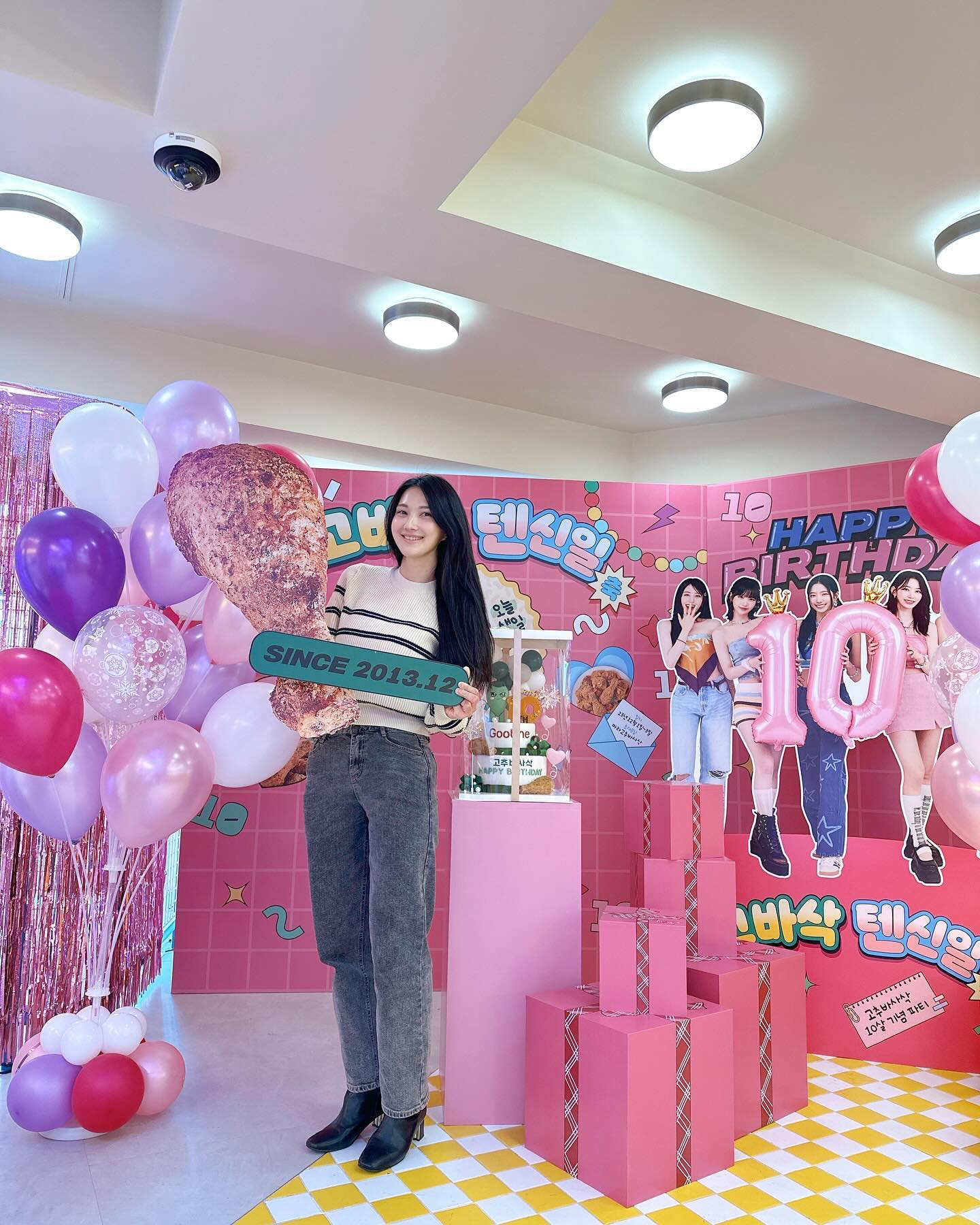 #협찬 #고추바사삭10주년 생일축하해~~⭐️
⠀
굽네, 굽스터들은 여기여기 모여라~
고추바사삭 10살 기념 파티 고바삭 텐신일~팝업에
제일 먼저 달려가봤오요~
⠀
🎉굽네플레이타운 이벤트가 팡팡!
▪️굽네치킨 인스타그램 팔로우시 한입 사이즈의 굽네 미니 붕어빵(우유맛/팥맛)
▪️스탬프 이벤트 참여 완료시 마라 고추 바사삭 시식과
: 포토월 인증 / 고바삭 다트 부스 / 고바삭 10주년 축하 메시지 남기기
▪️행운의 룰렛 이벤트로
1등은 ‘굽네 상품권 30만원’ (하루 1명)
⠀
마라 고추 바사삭 먹어보니
알싸한 고추 바사삭에 얼얼한 마라 후레이크를 더해
자꾸만 땡기는 마성의 맛이구나!!!
바삭한 고추부각과 볶은 땅콩으로 고소함을 더 한 치킨,
맥주 땡기는 이 맛, 꼭 먹어보세요!
11/6(월) 배달의 민족과 굽네 홈페이지에서 선출시되었고
11/6(월)~12/31(일)까지 판매로 품절 시 조기 종료하니
우리 늦기 전에 즐겨봐요!
⠀
그 외에도 영수증 포토 부스에서 인증샷과
고추 바사삭 10주년 기념 유튜버의 특별한 고바삭 레시피 카드도 받아갈 수 있어요.
🎉굽네 고추 바사삭 10주년 '텐신일'팝업에서
다양한 이벤트와 시식행사에도 참여해보세요~
⠀
⠀
🔻고바삭 텐신일 팝업
▫️일정: 12/1~12/3
▫️위치: 홍대 굽네플레이타운
⠀
the___goobster
#굽네 #굽네플레이타운 #고추바사삭#텐신일 #팝업스토어 #플레그쉽스토어 #이벤트 #연말 #홍대