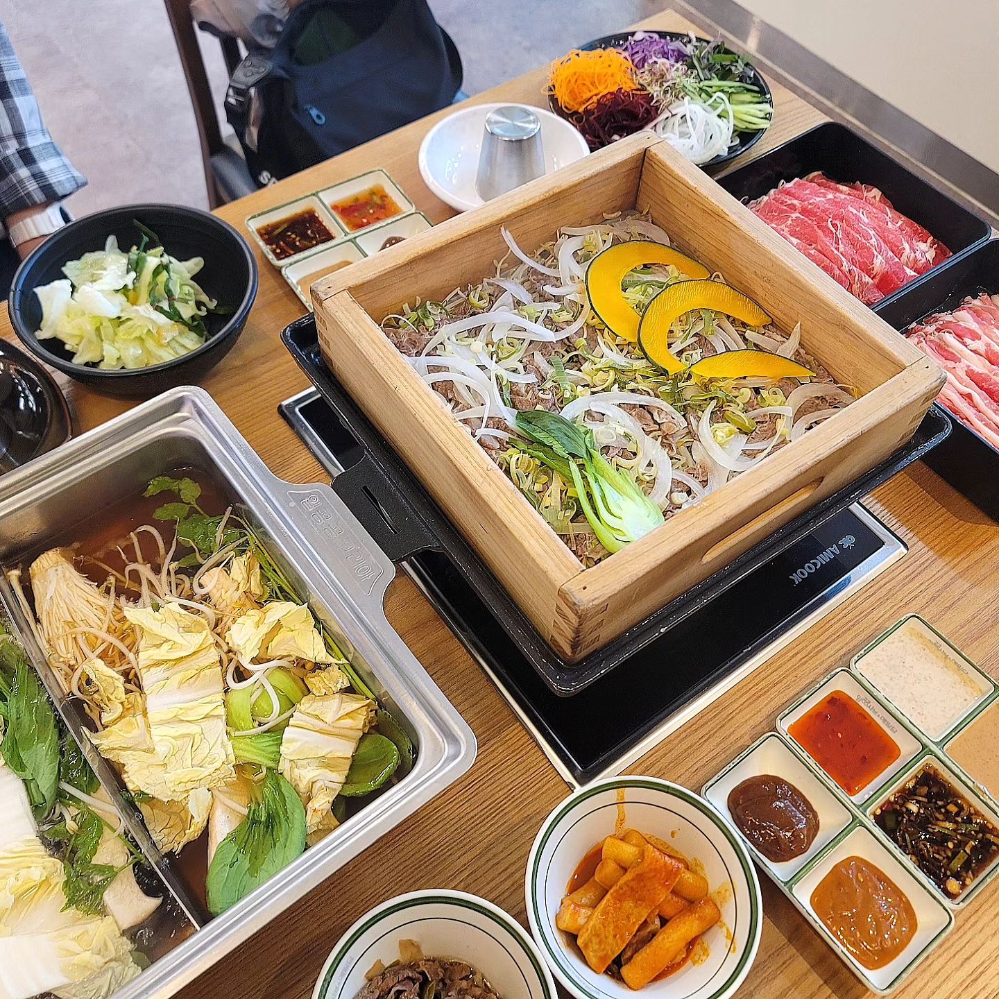 .
제정신 아닌 황사와 미세먼지로 목이 칼칼하길래
뜨끈한 국물 생각나서 #일공공샤브 

샐러드바와 고기가 무한리필이라 취처🫰🏻
편백찜도 만들어 먹을 수 있고
아이들 놀이방도 있어서 가족외식하기 딱 좋누🙊

뽑기 요즘 기본 2~3천원이라
지갑 + 영혼까지 탈탈 털리는데
요기는 뽑기도 천원이라 지갑과 멘탈을 지킬 수 있음

#울산호계맛집 #울산매곡맛집
#일공공샤브메밀당호계매곡점