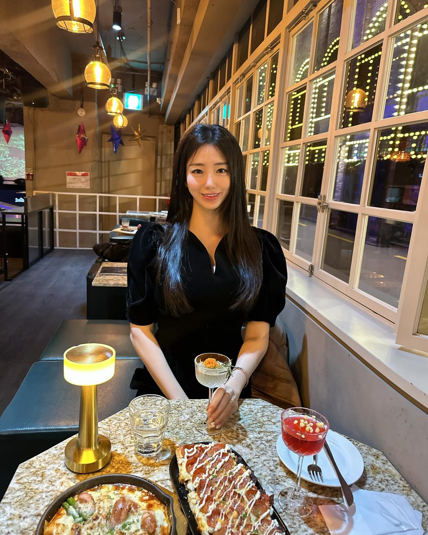 ⠀
🧉고급스러운 인테리어와 다양한 메뉴와
폭넓은 주류 리스트를 자랑하는 #더맨션 🥂
⠀
새롭게 리뉴얼하여 인테리어도 이쁘고 노래도 취저🎶
⠀
DJ의 신나는 음악과 샴페인 맛집 부띠끄 라운지 더맨션
화려한 조명으로 감싸주는 분위기 깡패 라운지펍으로
데이트, 다가오는 연말 모임 장소로 추천드려요^.~
⠀
📍서울 용산구 이태원로 179 해밀턴호텔 본관 2층
#협찬 #서울데이트 #이태원 #이태원맛집 #더맨션
#이태원더맨션 #이태원술집 #이태원와인 #한남동