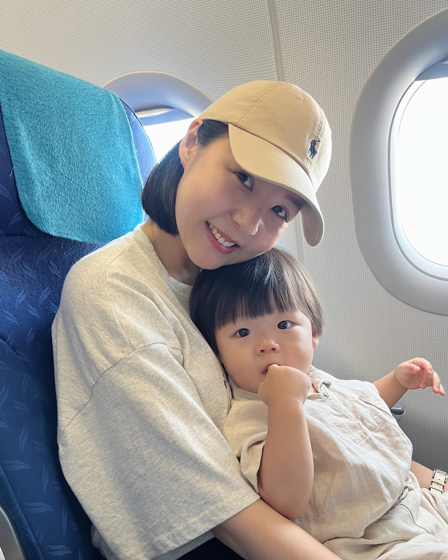 .
아빠없이 엄마랑 엄마친구들이랑 떠난 부산여행✈️
비 온 뒤라 바다물이 흙탕물이라 바다구경은 제대로 못했지만
동갑내기 친구도 만나고 첫 비행기도 타보고
예쁨 왕창 받고 맛있는것도 엄청 많이 먹었지요❤️