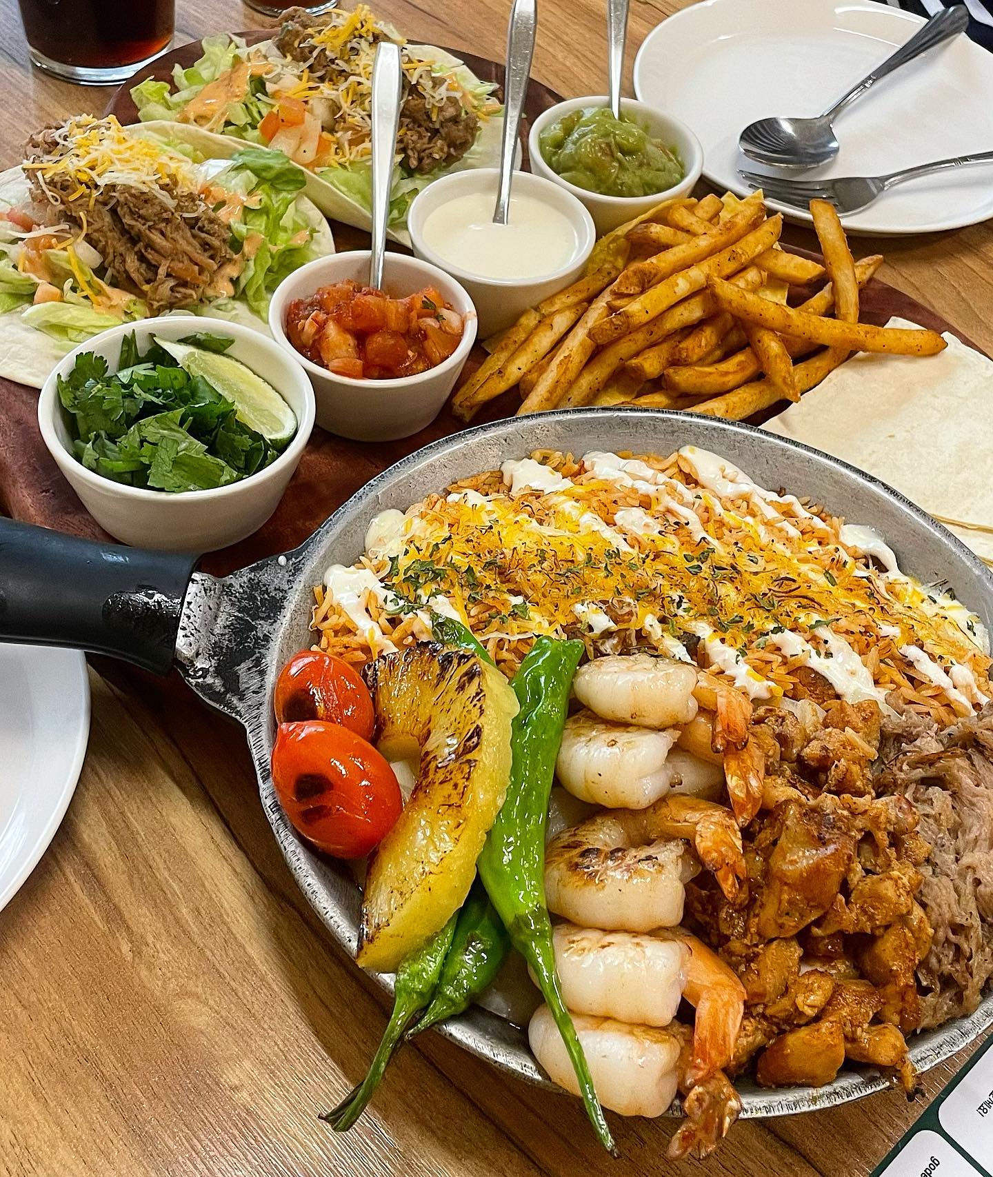 존맛탱 타코집 갓잇 접수완료!🌮
저는 고수를 좋아해서 같이 먹었는데 맛있더라구용!!
그리고 2인세트(B세트)인데 파히타 양이 엄청 많아욤!!👍

근데 타코는 먹을때마다 줄줄 흘리면서 먹어서 불편한데 맛있어서 포기를 못하겠네욤^^🤣
.
.
.
#첫줄 #용리단길맛집 #갓잇 #용산맛집 #용산역맛집 #용산타코 #타코맛집 #서울맛집 #서울 #먹스타그램 #좋아요 #팔로우 #팔로우미 #좋반 #먹스타 #먹스타맞팔