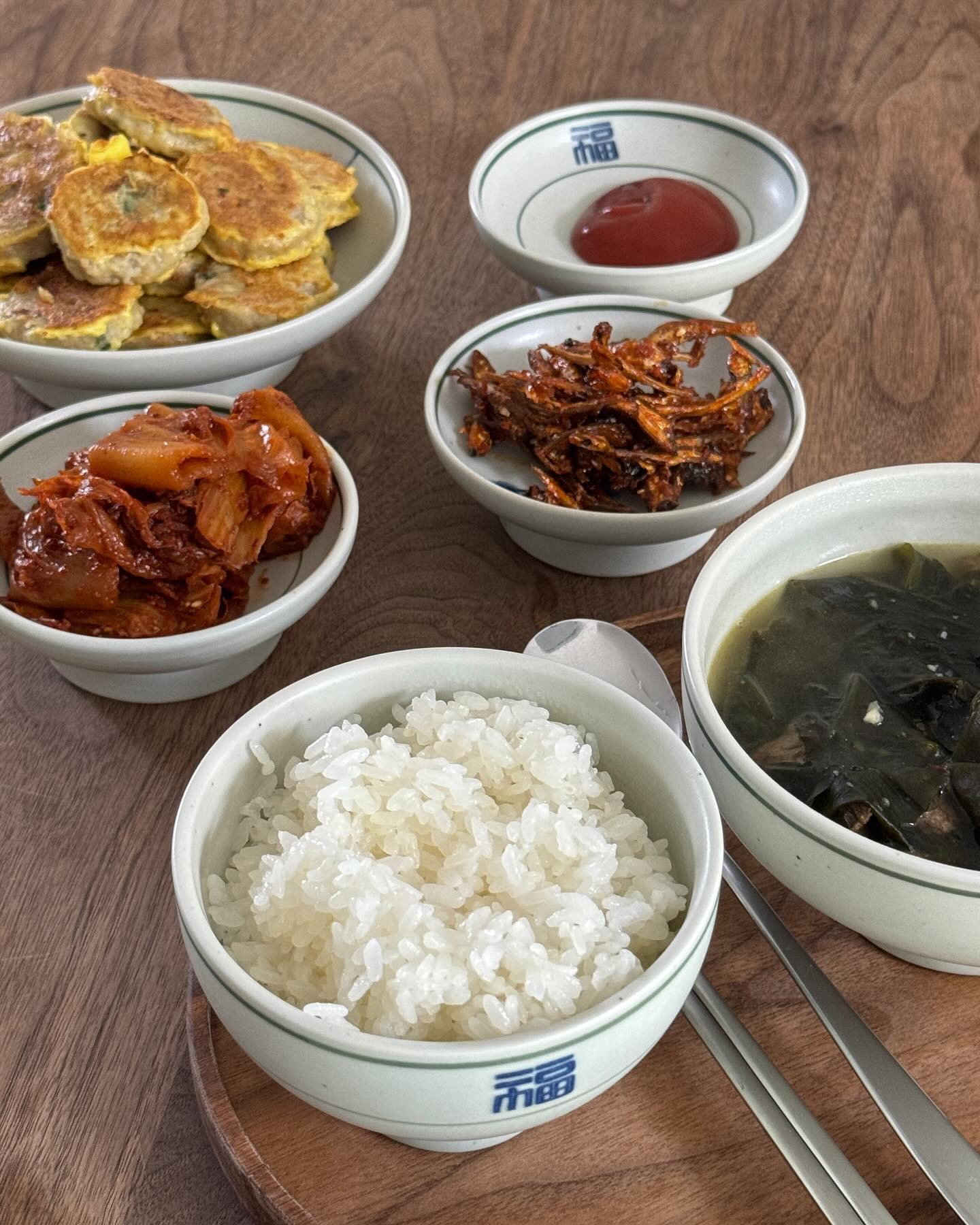 가정식의 가정식🍚

밑반찬계의 엑기스 같은 존재 ! 
멸치조림과 김치볶음이 올라간 가정식밥상이에요 🍚
아버님이 여행다녀오시면서 사다주신 죽방멸치로 고추장 멸치조림을 했는데 바삭바삭 씹을수록 고소해서 맛이 좋네요 :) 
참 멸치 드실때 머리랑내장 제거마시구 통으로 드시면 더 좋대요 👍

👉고추장 멸치조림 
고추장 2스푼 , 미림 2스푼 , 다진마늘 1스푼 , 진간장 1스푼 , 설탕 1스푼 , 물엿 2스푼 , 참기름 1스푼 , 통깨 1스푼 ( 밥숟가락 계량 ) 

멸치는 100그람정도 전자렌지에 30초 정도 돌리고 
기름두른 팬에 살짝 볶아서 준비합니다.
양념재료 넣고 살짝 끓으면 볶아진 멸치 넣고 덖어주면 끝 ! 

입덧할때 입맛이 너무 없어 누룽지에 멸치볶음 하나씩 올려먹던 생각이 나네요 😂 벌써 1년도 더 전이라는 사실 .. 곧 아기가 돌이거든요 🤣
시간이 참 빠르게 지나가네요 , 울 인님들과 알고지낸 시간도 벌써 두해가 된것 같아요 🥹 함께해주셔서 감사합니다 건강하세요 🙏

#고추장멸치조림 #멸치볶음 #멸치볶음레시피 #죽방멸치 #지역특산물 #밑반찬맛집 #반찬추천 #집밥스타그램 #집밥소통