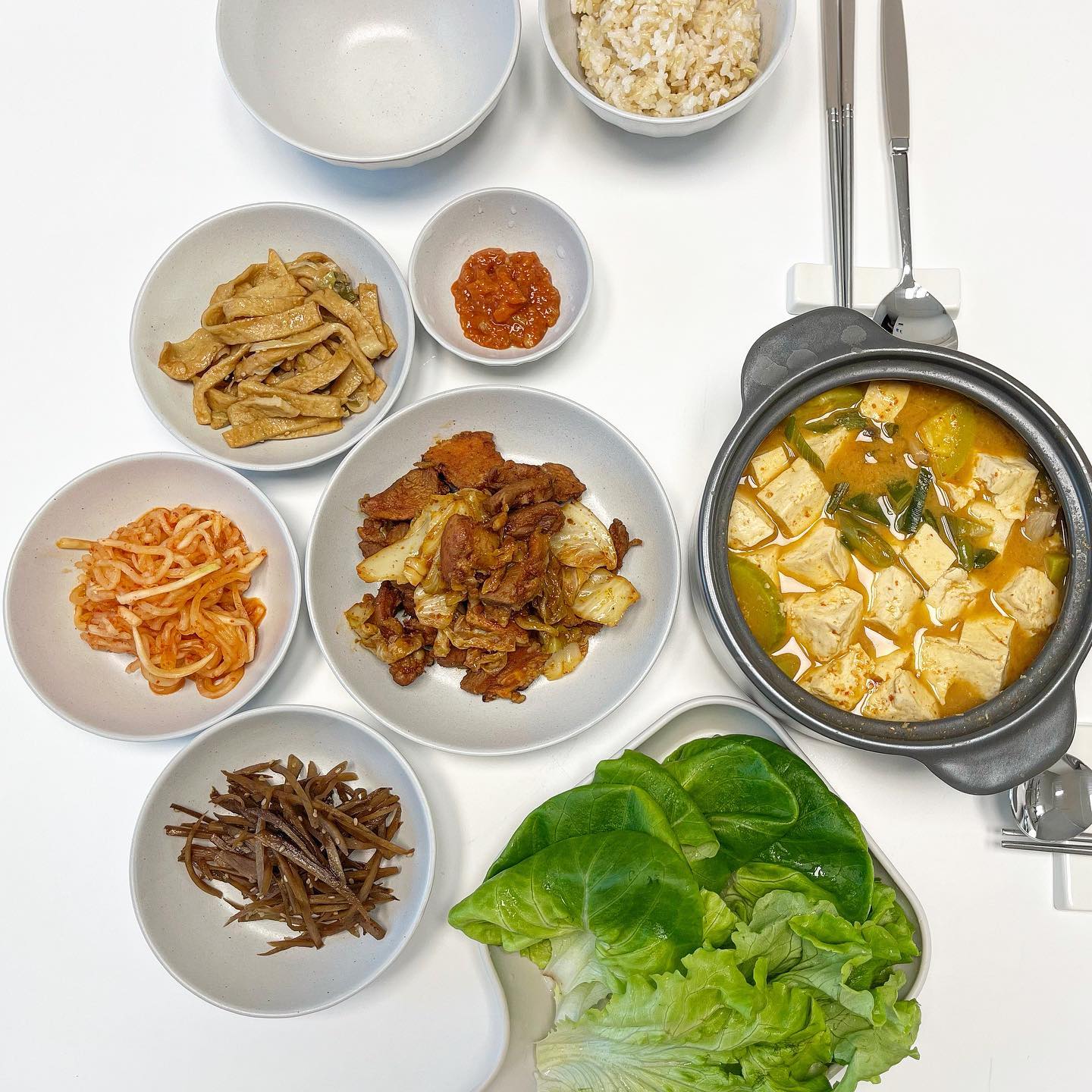 오늘 저녁🍴

➜ 된장찌개 , 고추장불고기 ❤︎

오느른 두부 가득가득 된찌에 고추장불고기 먹었어요 
된찌에 두부 많이 넣으니까 넘 맛있더라고용☺️
옆에서 후루룩 두부만 골라 떠먹기 ^.^ 
고추장불고기는 엄마가 주신건데 
해동해서 볶기만 했어요 ㅎㅎ ㅎㅎ 
냉동실에 다덜 고기는 항상 쟁여놓자나여 !! 
(전 완전 고기 러버🫶🏻) 고기만 있는고가타요 크크 
오늘 저녁도 싹쓸이 했숩니다 💗 

#오늘저녁 #저녁메뉴 #오늘뭐먹지 #집밥 #집밥기록 #남편밥상 #신혼부부 #신혼밥상 #먹팔 #좋테 #홈쿡 #맛스타그램 #댓글 #요린이 #일상 #먹스타그램 #먹부림 #요리하는여자