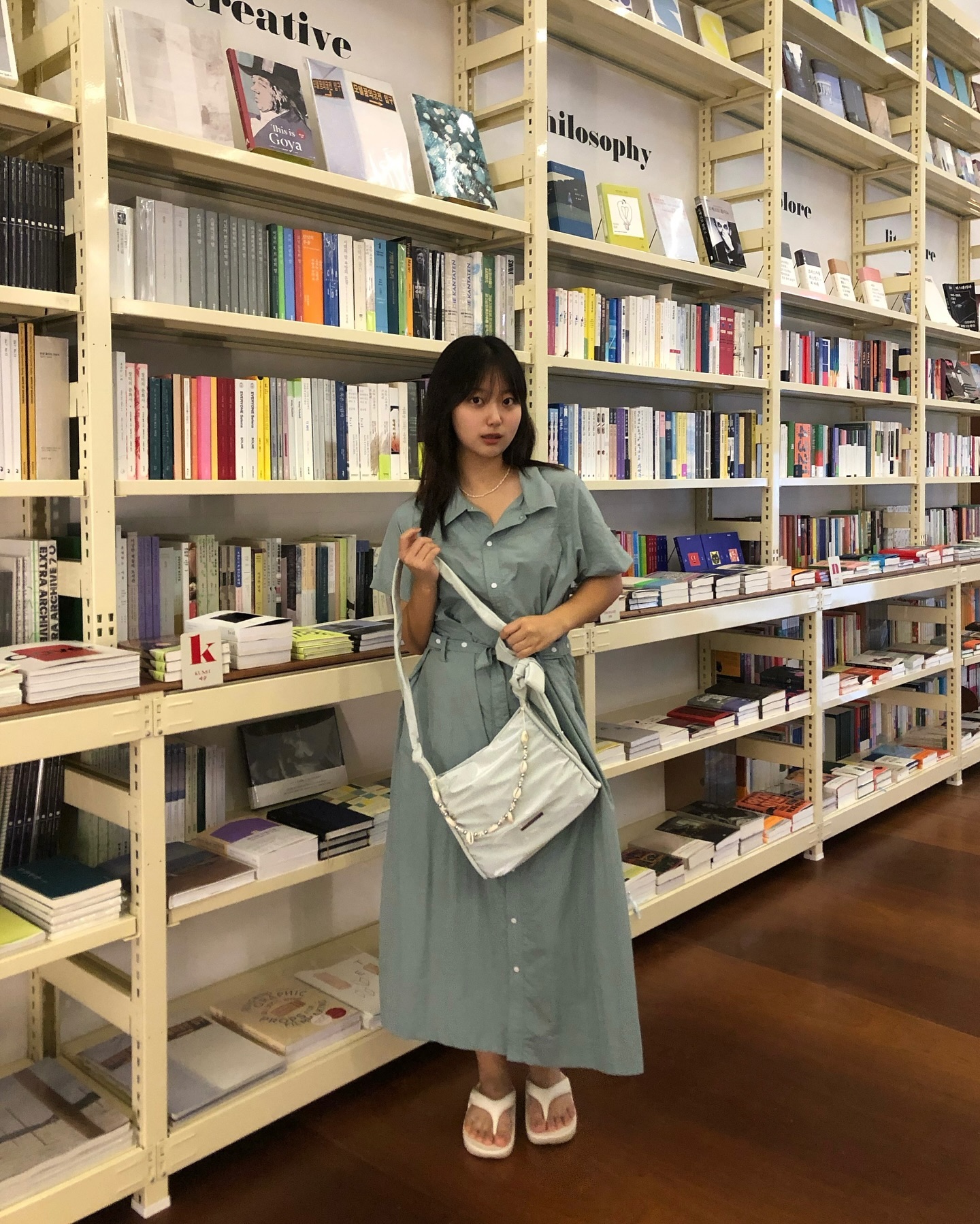 광택 ✨ 셔링 〰️ 이 포인트인 #포포백 🩶
숄더스트랩을 어떻게 묶느냐에 따라 되게되게 달라보이는
🖤3way FOFO Bag + 리본끝부분 아일렛에 키링도 달 수 있음!
저는 밸리체인을 가방에 걸어 백꾸 했읍니다 🫰🏼

#gift #mavenmuse #메이븐뮤즈 #포포백 #백꾸 #가방추천 #데일리백
#20대가방 #패션계정맞팔 #ㅇㅇㅌㄷ #koreanstyles