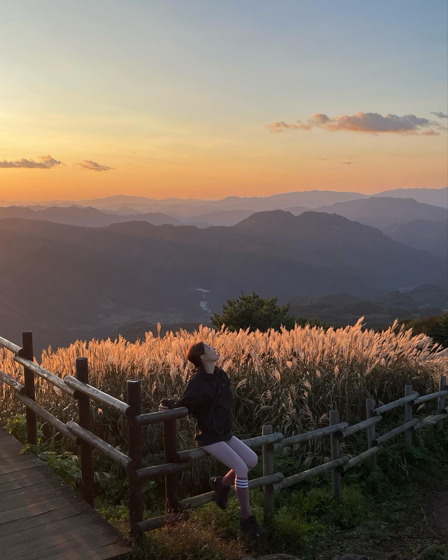 긴 연휴를 알차게 보내기 위해 다녀온 등산! 전부터 가고 싶었던 곳이라 강원도지만 무작정 출발했다! 역시나 오길 너무 잘했어 ~~~~~ 올라갈 땐 힘들어도 정상에 도착하니 너무 멋진 노을이 🤎 우리 성태는 인생은 등산 같다나 뭐라나 ......😅 무튼 해 보면서 소원도 빌었으니 또 힘을 내보자구💪🏻