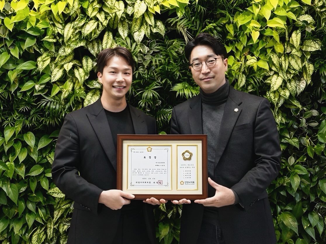2023년 안양시의회에서 의장 표창장을 받게 되었습니다.

이 상은 혼자만의 힘으로 받은 상이 아니라 각자 위치에서 많은 의견주신 모든 분들의 덕분이라고 생각합니다.
좋은선배이자 후배가 되어 더욱 열심히 하라는 의미로 생각하고 2024년에도 열심히 노력하겠습니다🙌🏻 

연말 마무리 잘 하시고, 내년에도 복 많이 받으세요🧧